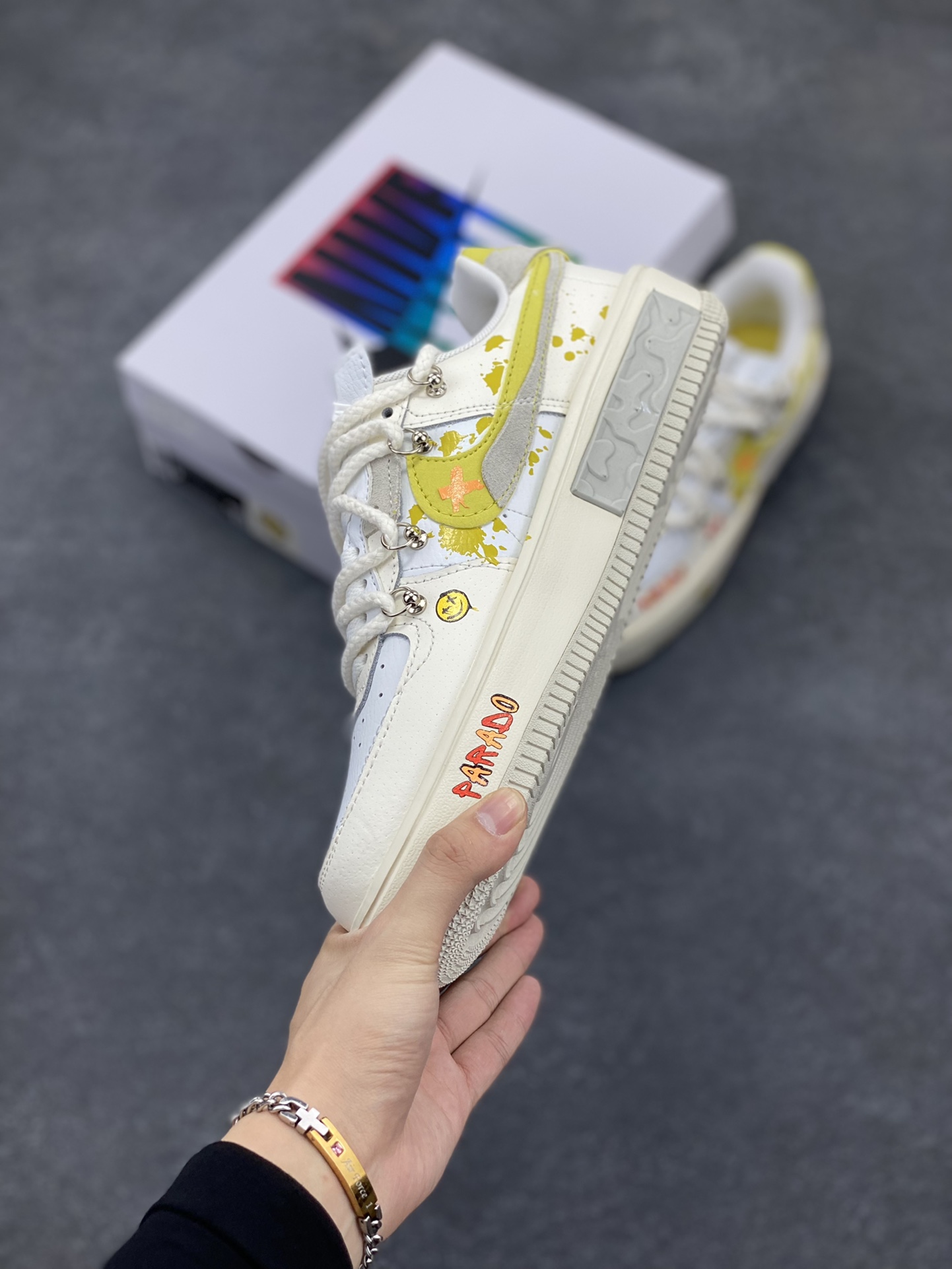 图片[3]-“涂鸦表情包”✨定制空军一号解构绑带板鞋  该定制版球鞋选用原鞋款为Nk Air Force 1 Fontanka 丰塔卡系列 设计灵感来源于墙绘涂鸦，全鞋以米灰黄为主色调，通过纯手绘在鞋面上实现了类似刷漆的涂鸦效果，搭配解构风双鞋带，潮流属性爆表! 货号：DV6984-001 尺码：35.5 36 36.5 37.5 38 38.5 39 40 40.5 41 42 42.5 43 44 44.5 45-选品中心