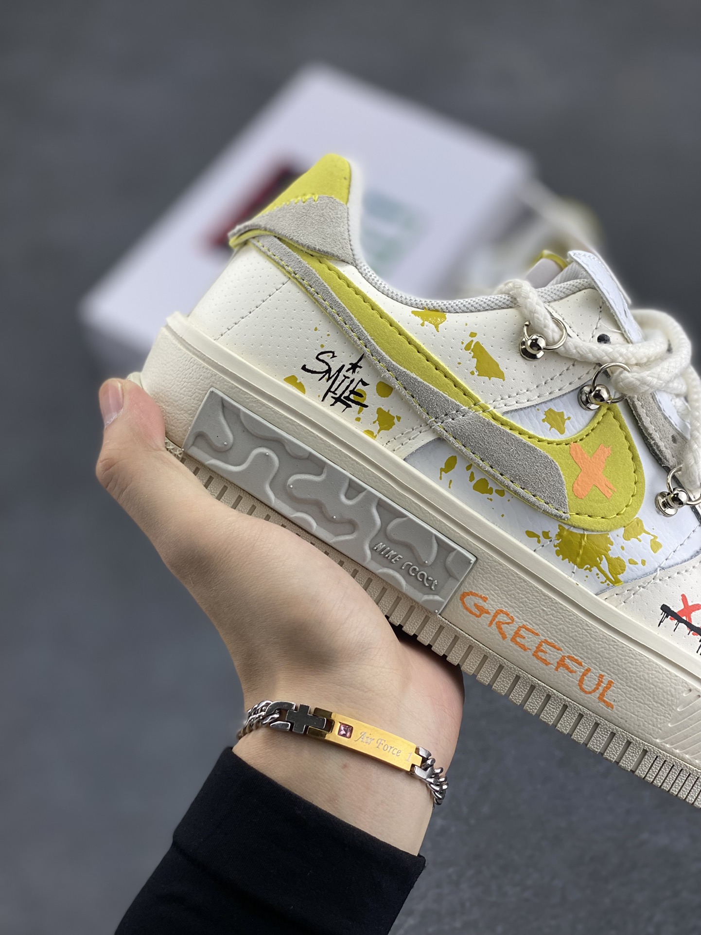 图片[6]-“涂鸦表情包”✨定制空军一号解构绑带板鞋  该定制版球鞋选用原鞋款为Nk Air Force 1 Fontanka 丰塔卡系列 设计灵感来源于墙绘涂鸦，全鞋以米灰黄为主色调，通过纯手绘在鞋面上实现了类似刷漆的涂鸦效果，搭配解构风双鞋带，潮流属性爆表! 货号：DV6984-001 尺码：35.5 36 36.5 37.5 38 38.5 39 40 40.5 41 42 42.5 43 44 44.5 45-选品中心