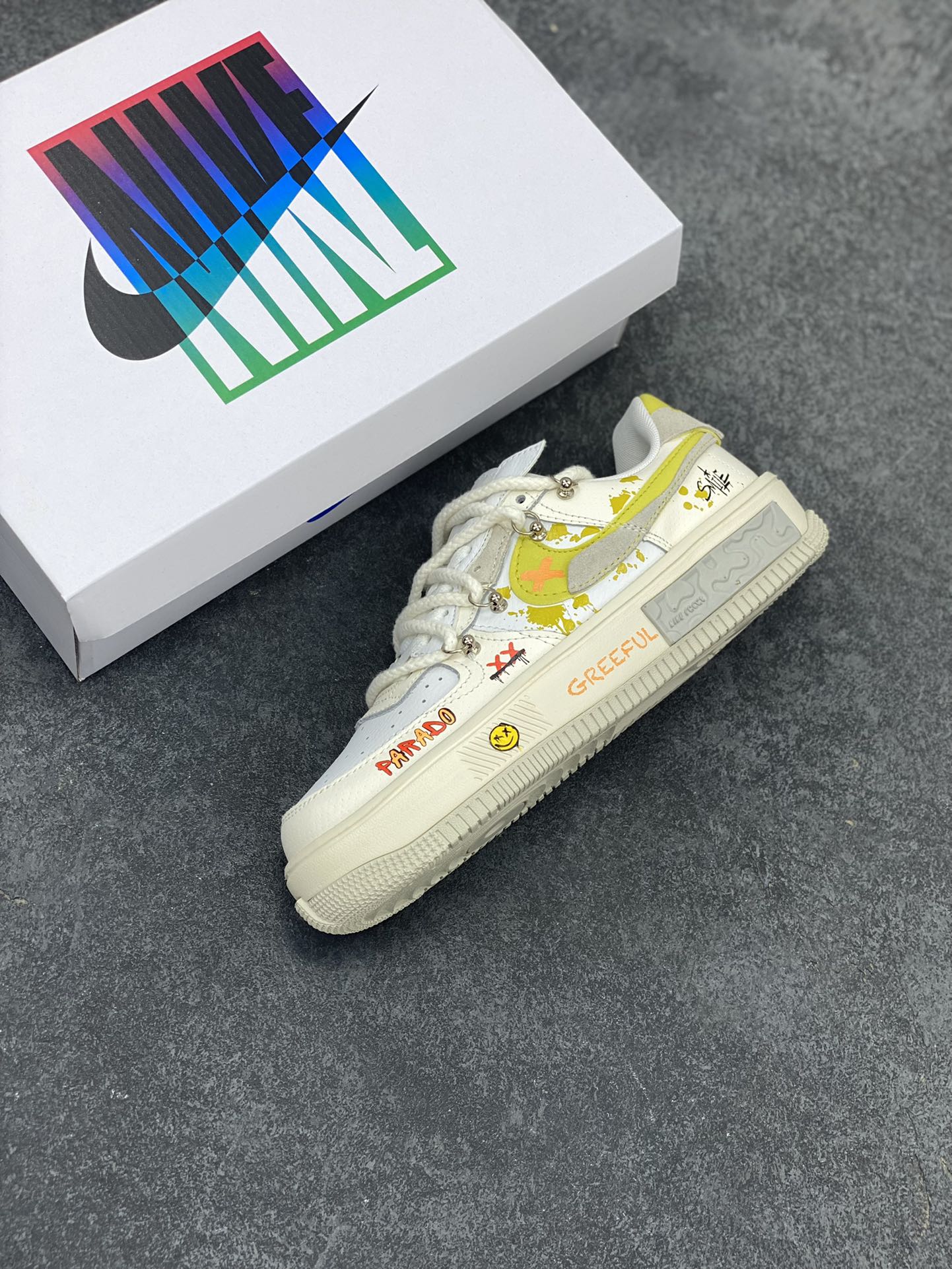 图片[7]-“涂鸦表情包”✨定制空军一号解构绑带板鞋  该定制版球鞋选用原鞋款为Nk Air Force 1 Fontanka 丰塔卡系列 设计灵感来源于墙绘涂鸦，全鞋以米灰黄为主色调，通过纯手绘在鞋面上实现了类似刷漆的涂鸦效果，搭配解构风双鞋带，潮流属性爆表! 货号：DV6984-001 尺码：35.5 36 36.5 37.5 38 38.5 39 40 40.5 41 42 42.5 43 44 44.5 45-选品中心