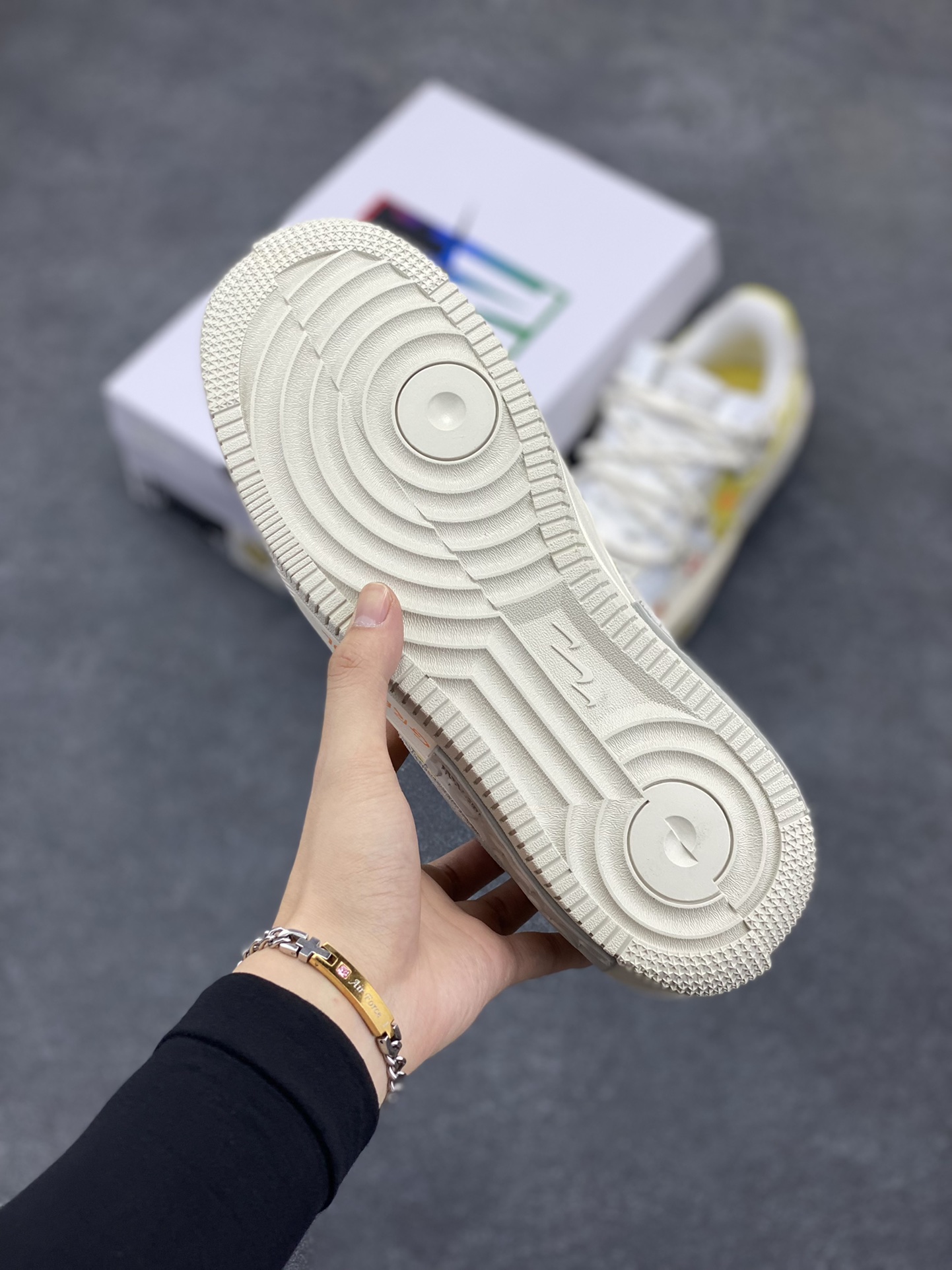 图片[5]-“涂鸦表情包”✨定制空军一号解构绑带板鞋  该定制版球鞋选用原鞋款为Nk Air Force 1 Fontanka 丰塔卡系列 设计灵感来源于墙绘涂鸦，全鞋以米灰黄为主色调，通过纯手绘在鞋面上实现了类似刷漆的涂鸦效果，搭配解构风双鞋带，潮流属性爆表! 货号：DV6984-001 尺码：35.5 36 36.5 37.5 38 38.5 39 40 40.5 41 42 42.5 43 44 44.5 45-选品中心