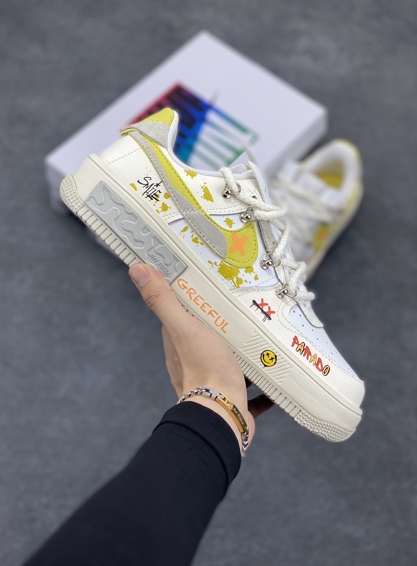 “涂鸦表情包”✨定制空军一号解构绑带板鞋  该定制版球鞋选用原鞋款为Nk Air Force 1 Fontanka 丰塔卡系列 设计灵感来源于墙绘涂鸦，全鞋以米灰黄为主色调，通过纯手绘在鞋面上实现了类似刷漆的涂鸦效果，搭配解构风双鞋带，潮流属性爆表! 货号：DV6984-001 尺码：35.5 36 36.5 37.5 38 38.5 39 40 40.5 41 42 42.5 43 44 44.5 45-选品中心