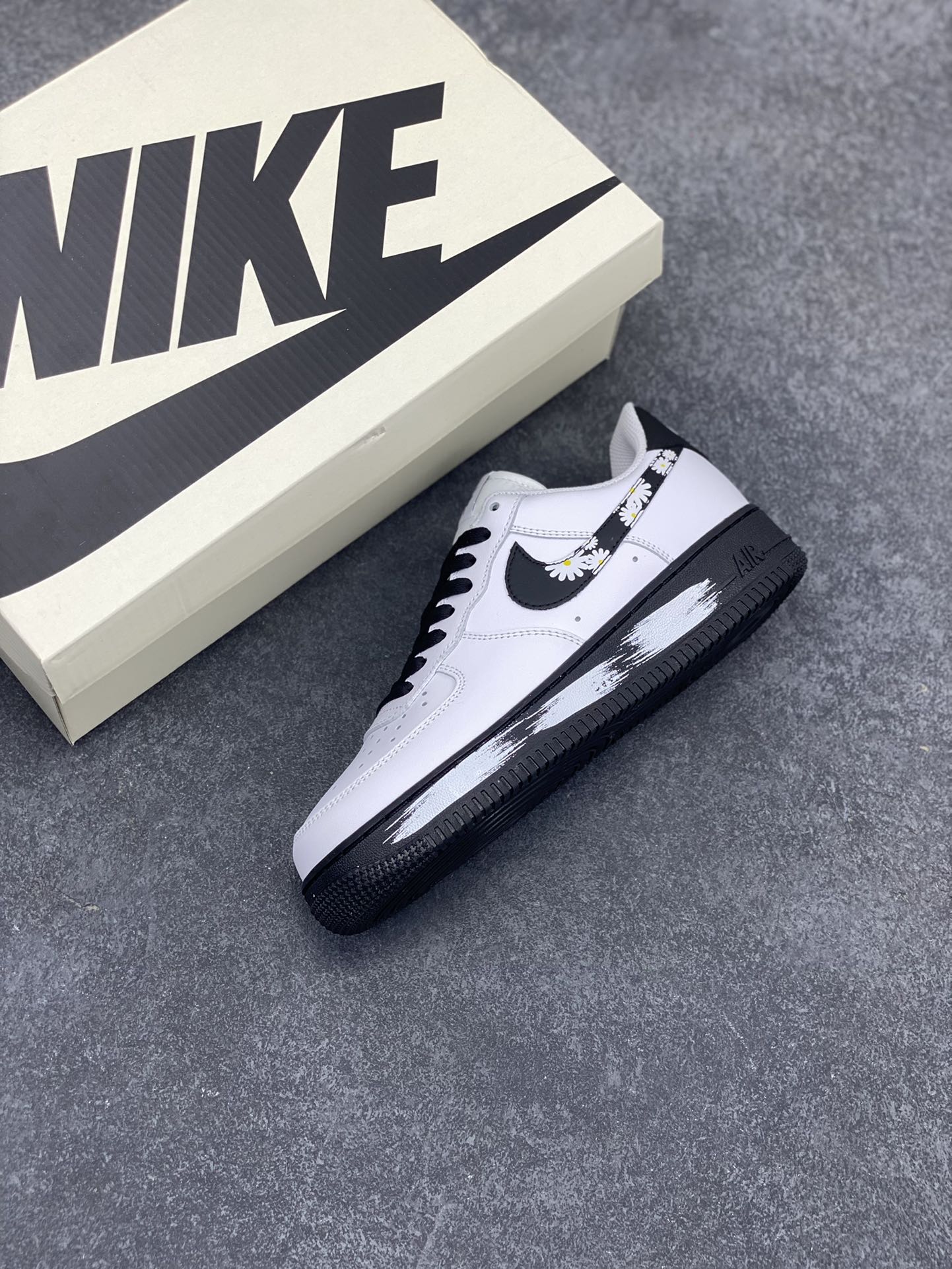 图片[7]-Nike Air Force 1 Low 小雏菊白黑 空军一号低帮运动休闲板鞋 原楦头原纸板 打造纯正空军版型#专注外贸渠道 全掌内置蜂窝气垫 #原盒配件 原厂中底钢印、拉帮完美 货号：CK7663-102 尺码：36 36.5 37.5 38 38.5 39 40 40.5 41 42 42.5 43 44 44.5 45-选品中心