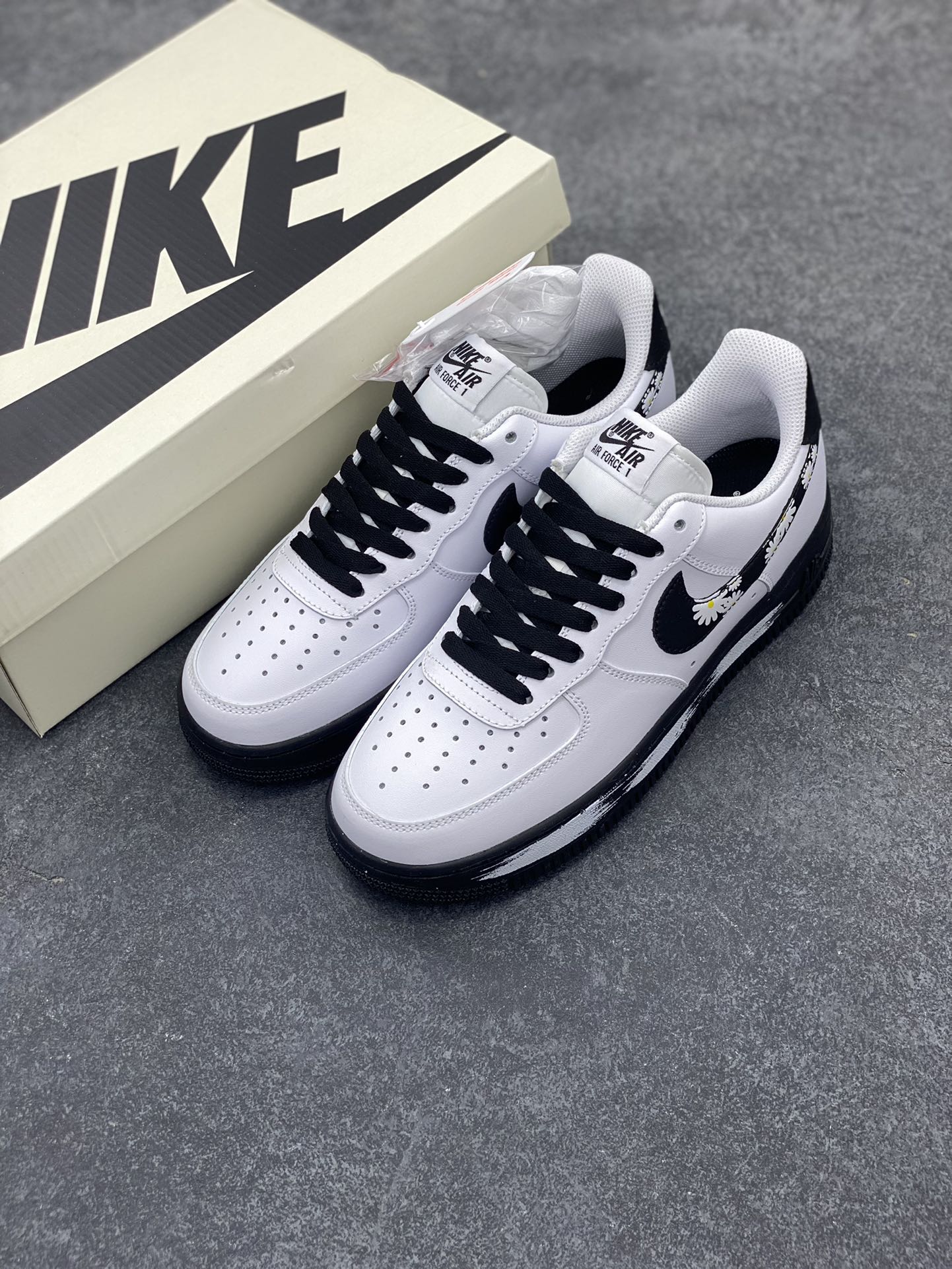 图片[8]-Nike Air Force 1 Low 小雏菊白黑 空军一号低帮运动休闲板鞋 原楦头原纸板 打造纯正空军版型#专注外贸渠道 全掌内置蜂窝气垫 #原盒配件 原厂中底钢印、拉帮完美 货号：CK7663-102 尺码：36 36.5 37.5 38 38.5 39 40 40.5 41 42 42.5 43 44 44.5 45-选品中心