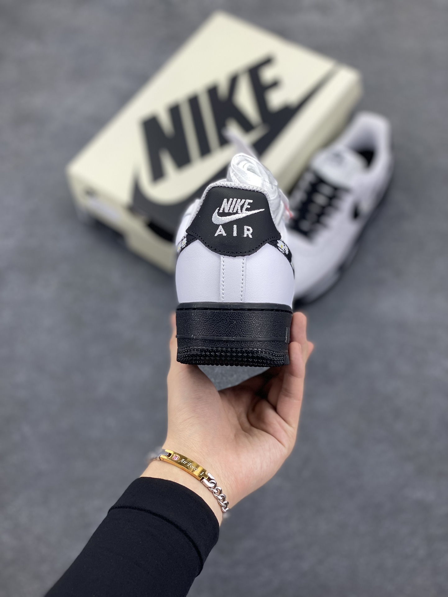 图片[4]-Nike Air Force 1 Low 小雏菊白黑 空军一号低帮运动休闲板鞋 原楦头原纸板 打造纯正空军版型#专注外贸渠道 全掌内置蜂窝气垫 #原盒配件 原厂中底钢印、拉帮完美 货号：CK7663-102 尺码：36 36.5 37.5 38 38.5 39 40 40.5 41 42 42.5 43 44 44.5 45-选品中心