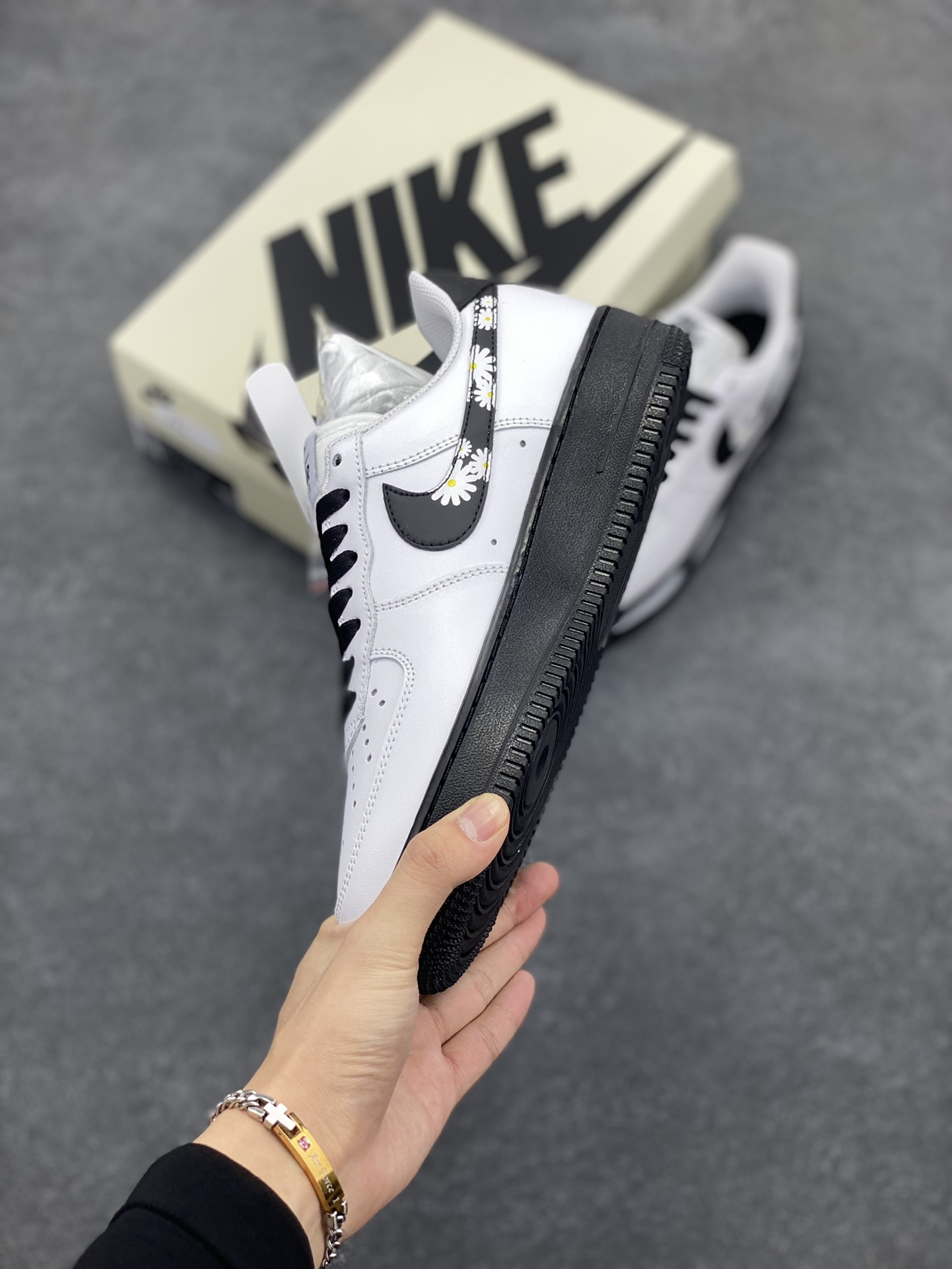图片[3]-Nike Air Force 1 Low 小雏菊白黑 空军一号低帮运动休闲板鞋 原楦头原纸板 打造纯正空军版型#专注外贸渠道 全掌内置蜂窝气垫 #原盒配件 原厂中底钢印、拉帮完美 货号：CK7663-102 尺码：36 36.5 37.5 38 38.5 39 40 40.5 41 42 42.5 43 44 44.5 45-选品中心