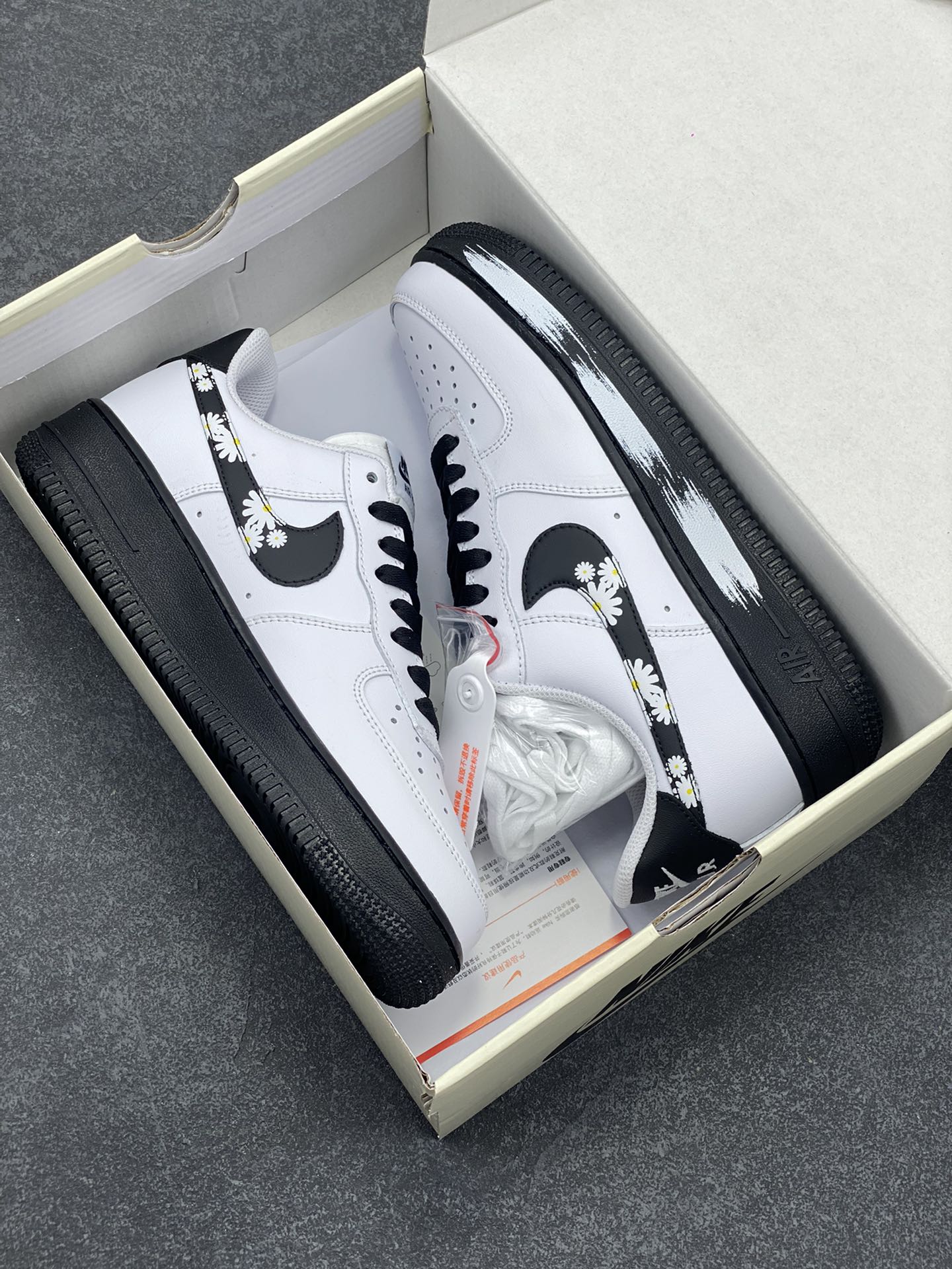 图片[9]-Nike Air Force 1 Low 小雏菊白黑 空军一号低帮运动休闲板鞋 原楦头原纸板 打造纯正空军版型#专注外贸渠道 全掌内置蜂窝气垫 #原盒配件 原厂中底钢印、拉帮完美 货号：CK7663-102 尺码：36 36.5 37.5 38 38.5 39 40 40.5 41 42 42.5 43 44 44.5 45-选品中心