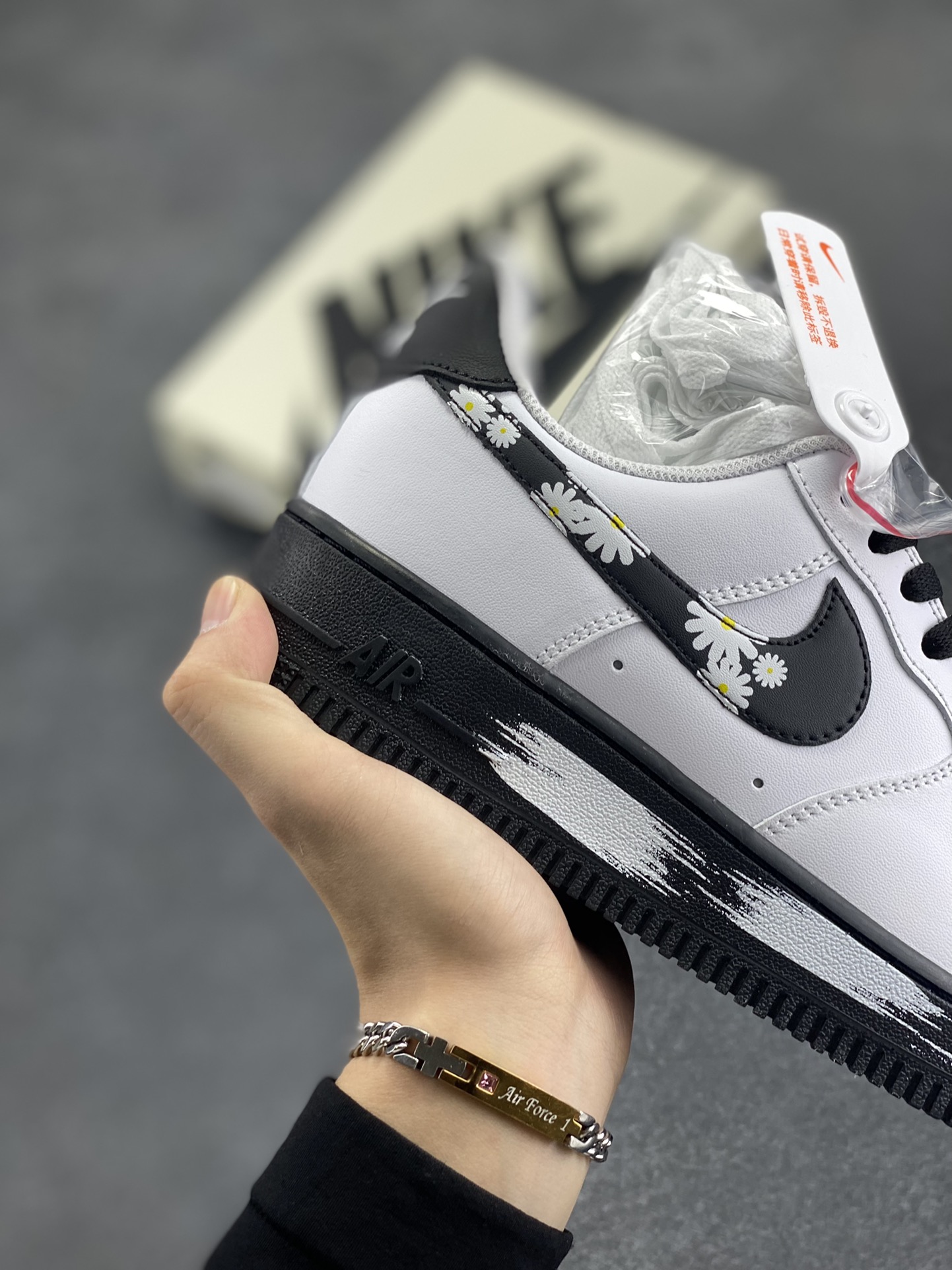 图片[6]-Nike Air Force 1 Low 小雏菊白黑 空军一号低帮运动休闲板鞋 原楦头原纸板 打造纯正空军版型#专注外贸渠道 全掌内置蜂窝气垫 #原盒配件 原厂中底钢印、拉帮完美 货号：CK7663-102 尺码：36 36.5 37.5 38 38.5 39 40 40.5 41 42 42.5 43 44 44.5 45-选品中心
