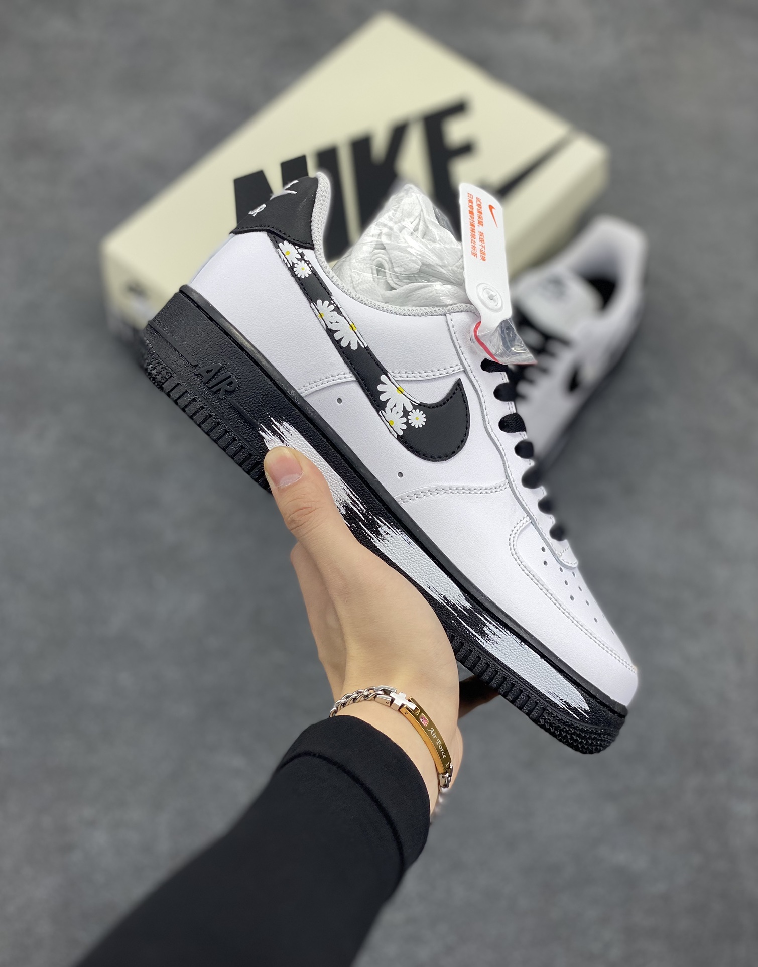 Nike Air Force 1 Low 小雏菊白黑 空军一号低帮运动休闲板鞋 原楦头原纸板 打造纯正空军版型#专注外贸渠道 全掌内置蜂窝气垫 #原盒配件 原厂中底钢印、拉帮完美 货号：CK7663-102 尺码：36 36.5 37.5 38 38.5 39 40 40.5 41 42 42.5 43 44 44.5 45-选品中心