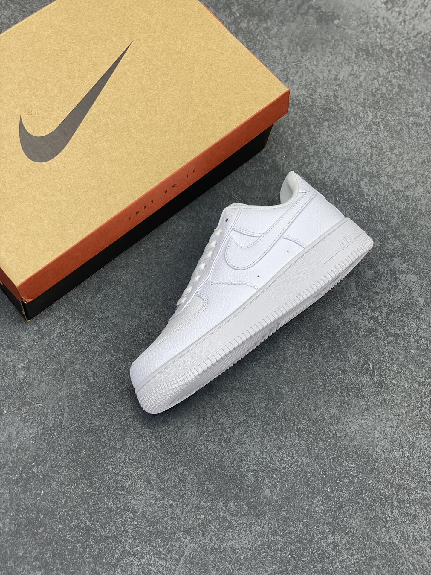 图片[7]-Nike Air Force 1 Low 万圣节荔枝纹 空军一号低帮运动休闲板鞋 原楦头原纸板 打造纯正空军版型#专注外贸渠道 全掌内置蜂窝气垫 #原盒配件 原厂中底钢印、拉帮完美 货号：DIB4025-100 尺码：36 36.5 37.5 38 38.5 39 40 40.5 41 42 42.5 43 44 44.5 45-选品中心