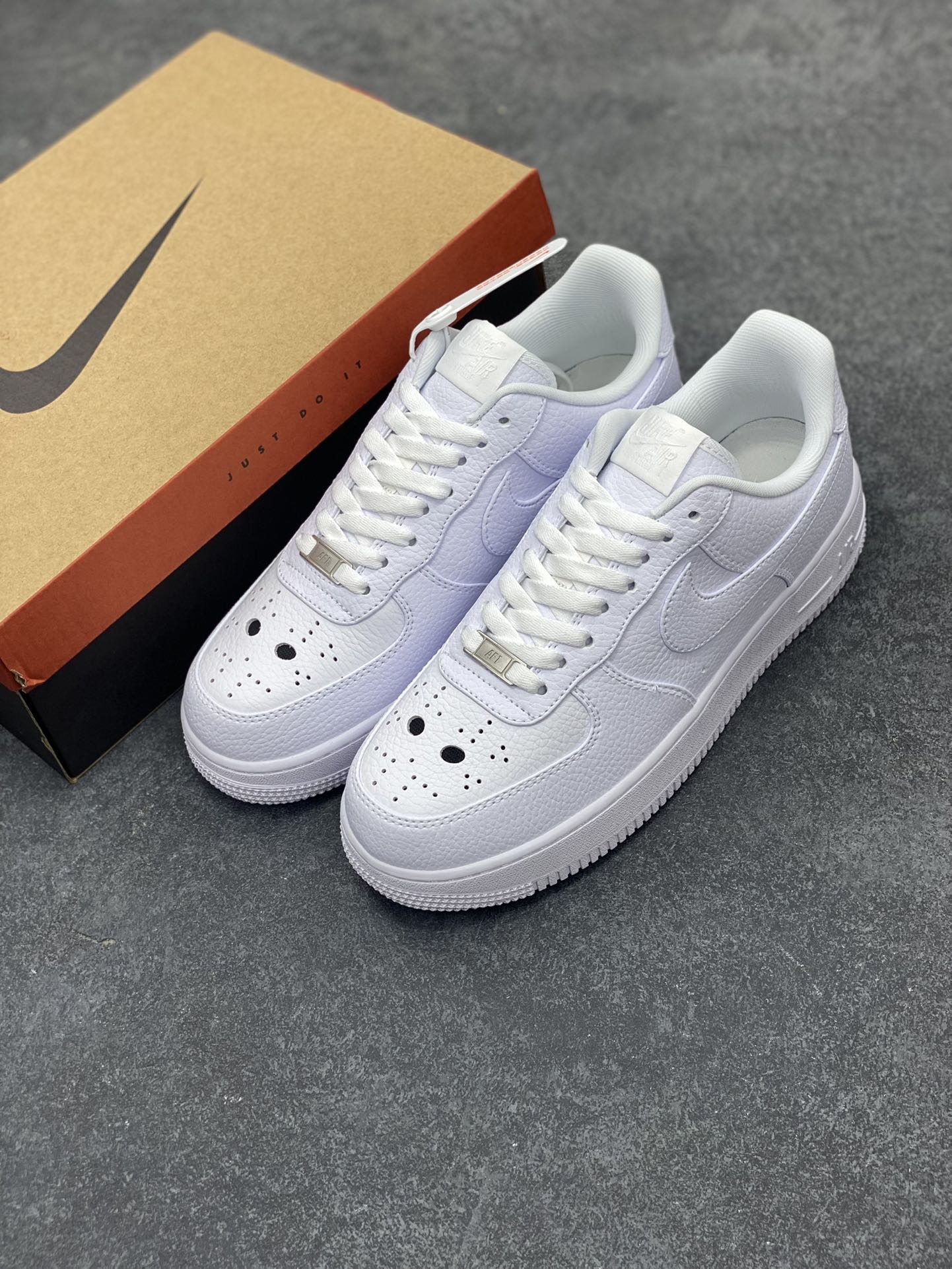 图片[8]-Nike Air Force 1 Low 万圣节荔枝纹 空军一号低帮运动休闲板鞋 原楦头原纸板 打造纯正空军版型#专注外贸渠道 全掌内置蜂窝气垫 #原盒配件 原厂中底钢印、拉帮完美 货号：DIB4025-100 尺码：36 36.5 37.5 38 38.5 39 40 40.5 41 42 42.5 43 44 44.5 45-选品中心