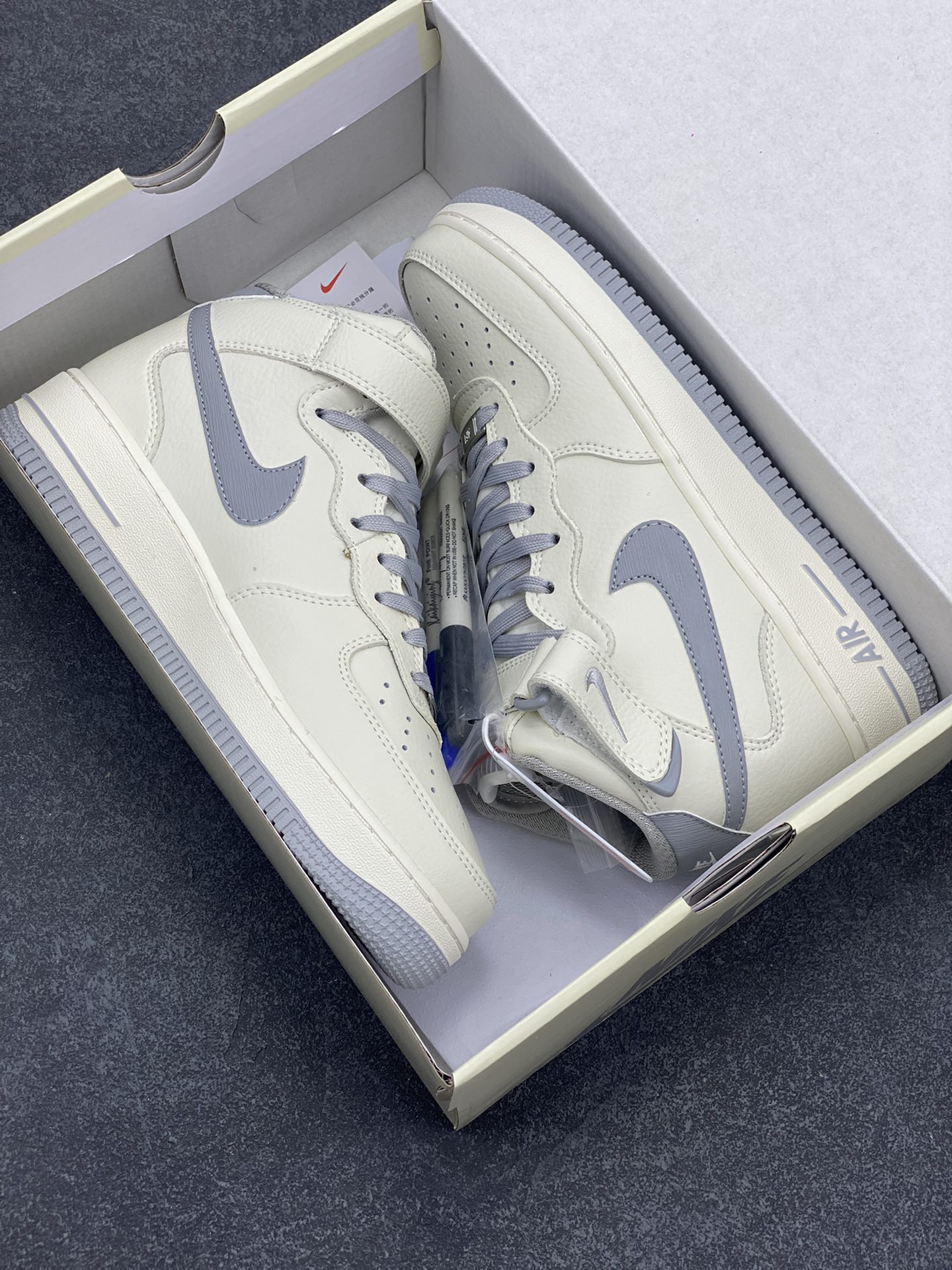 图片[9]-小红书爆款  Nike Air Force 1 MID “米深灰”配色高帮空军一号休闲板鞋 定制皮料 原楦原纸板 纯正空军版型 高清洁度 内置全掌气垫  货号：PA0920-608 尺码：36 36.5 37.5 38 38.5 39 40 40.5 41 42 42.5 43 44 44.5 45-选品中心