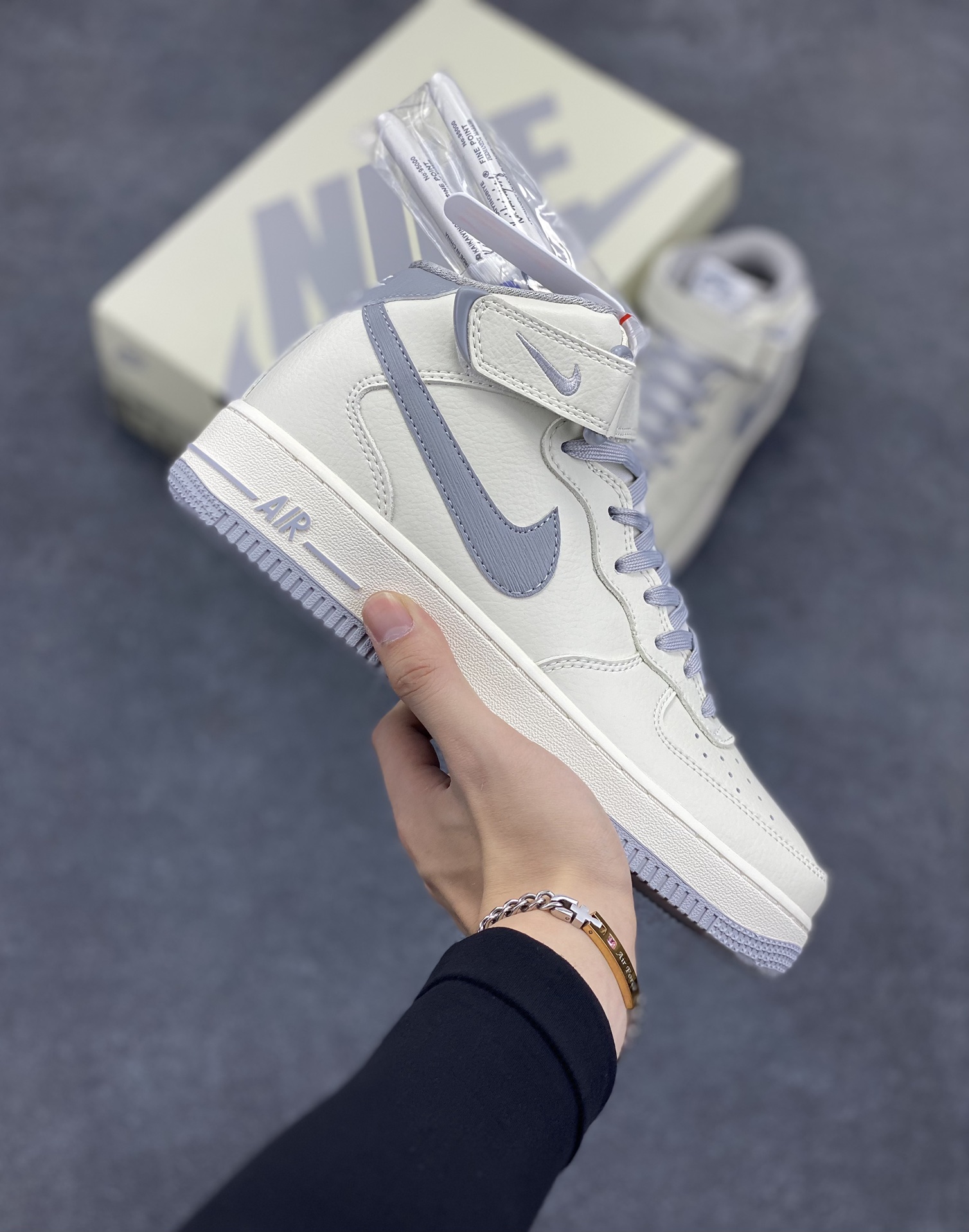 小红书爆款  Nike Air Force 1 MID “米深灰”配色高帮空军一号休闲板鞋 定制皮料 原楦原纸板 纯正空军版型 高清洁度 内置全掌气垫  货号:PA0920-608 尺码:36 36.5 37.5 38 38.5 39 40 40.5 41 42 42.5 43 44 44.5 45-选品中心
