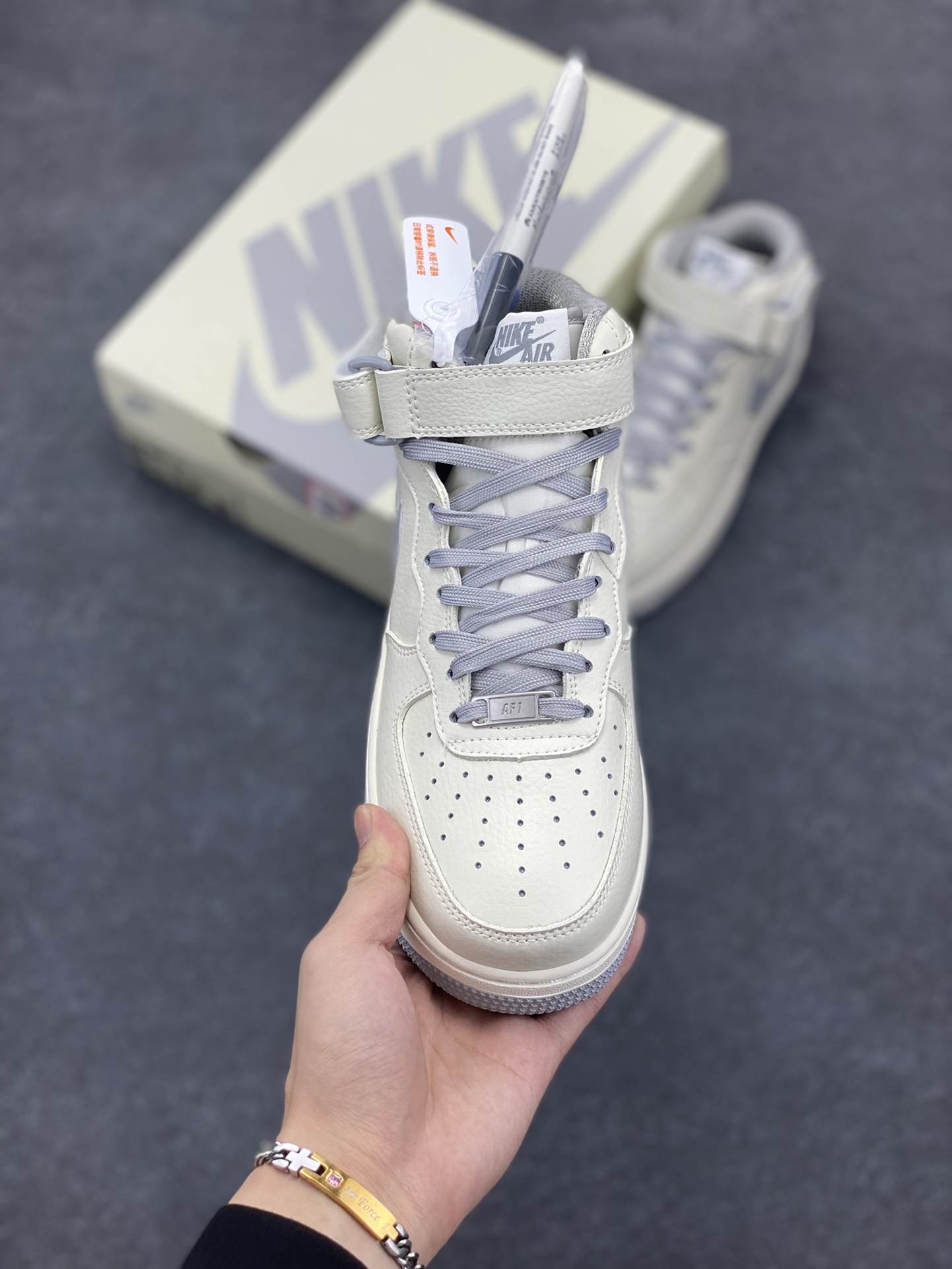 图片[2]-小红书爆款  Nike Air Force 1 MID “米深灰”配色高帮空军一号休闲板鞋 定制皮料 原楦原纸板 纯正空军版型 高清洁度 内置全掌气垫  货号：PA0920-608 尺码：36 36.5 37.5 38 38.5 39 40 40.5 41 42 42.5 43 44 44.5 45-选品中心