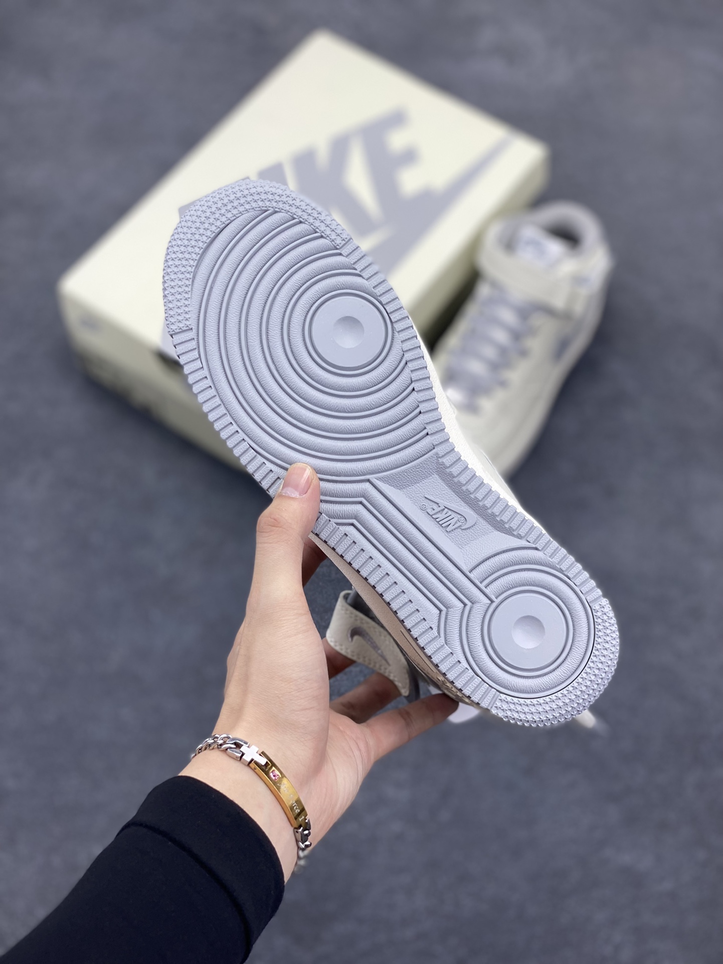 图片[5]-小红书爆款  Nike Air Force 1 MID “米深灰”配色高帮空军一号休闲板鞋 定制皮料 原楦原纸板 纯正空军版型 高清洁度 内置全掌气垫  货号：PA0920-608 尺码：36 36.5 37.5 38 38.5 39 40 40.5 41 42 42.5 43 44 44.5 45-选品中心