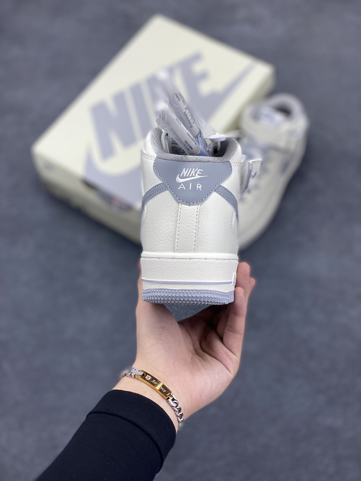 图片[4]-小红书爆款  Nike Air Force 1 MID “米深灰”配色高帮空军一号休闲板鞋 定制皮料 原楦原纸板 纯正空军版型 高清洁度 内置全掌气垫  货号：PA0920-608 尺码：36 36.5 37.5 38 38.5 39 40 40.5 41 42 42.5 43 44 44.5 45-选品中心
