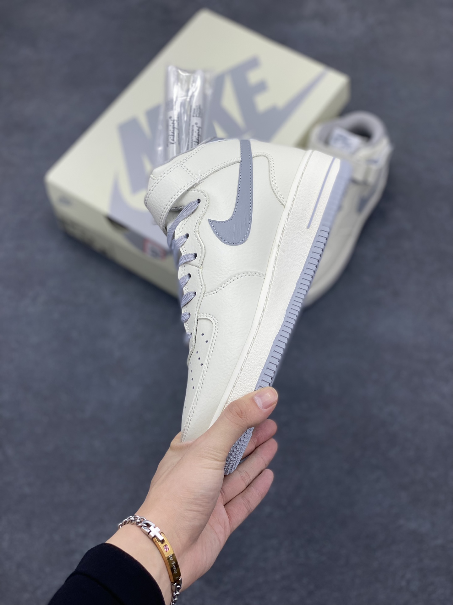 图片[3]-小红书爆款  Nike Air Force 1 MID “米深灰”配色高帮空军一号休闲板鞋 定制皮料 原楦原纸板 纯正空军版型 高清洁度 内置全掌气垫  货号：PA0920-608 尺码：36 36.5 37.5 38 38.5 39 40 40.5 41 42 42.5 43 44 44.5 45-选品中心