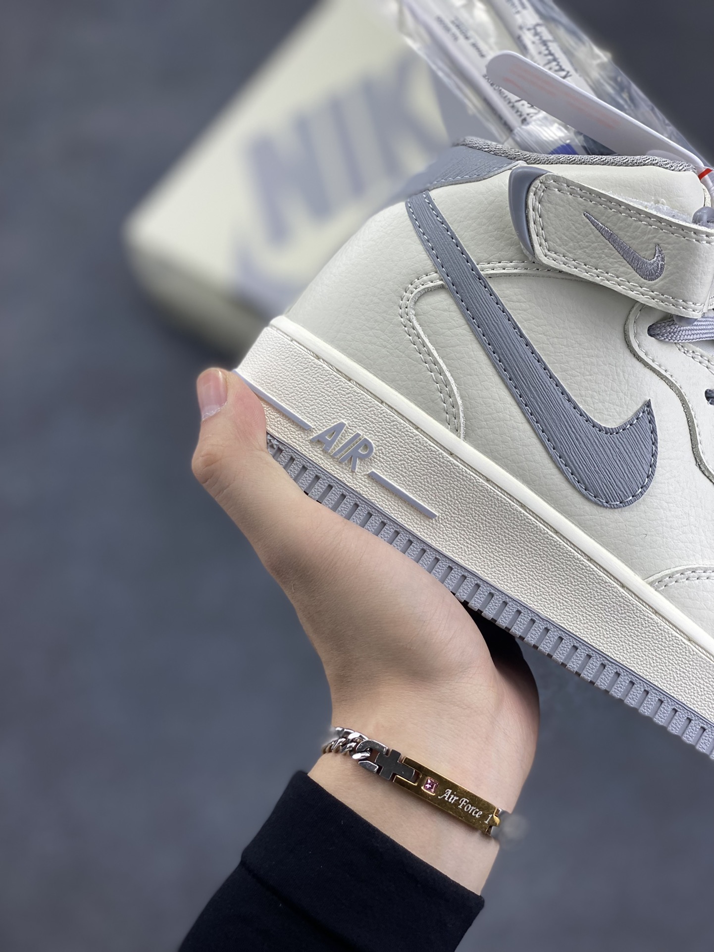 图片[6]-小红书爆款  Nike Air Force 1 MID “米深灰”配色高帮空军一号休闲板鞋 定制皮料 原楦原纸板 纯正空军版型 高清洁度 内置全掌气垫  货号：PA0920-608 尺码：36 36.5 37.5 38 38.5 39 40 40.5 41 42 42.5 43 44 44.5 45-选品中心