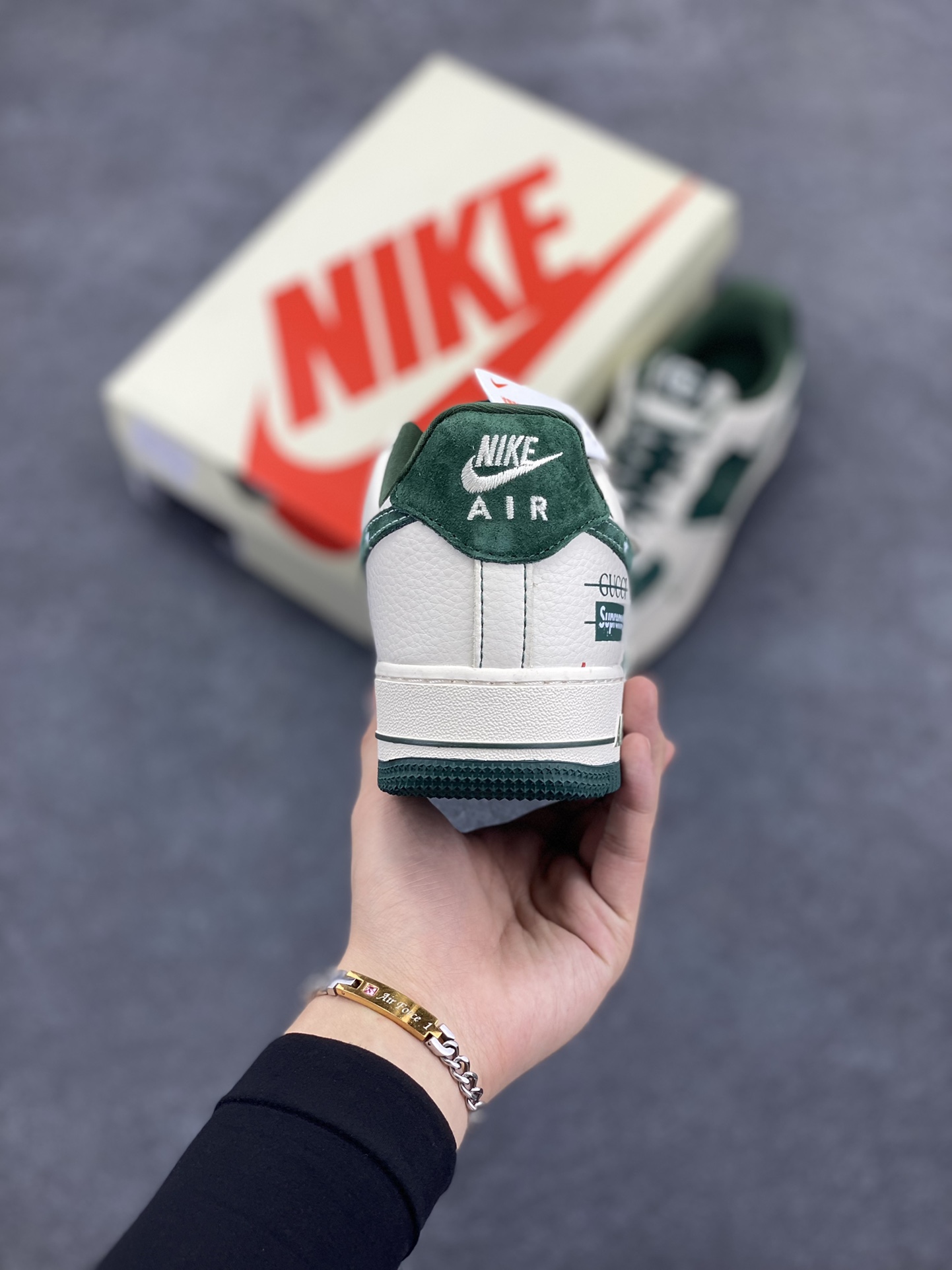 图片[4]-NIke Air Force 1 \’07 Low “古驰Supreme联名–米白祖母绿”空军一号 低帮 运动鞋 休闲鞋 折边针车 工艺难度大 原楦头原纸板 原装鞋盒 定制五金配件 内置全掌气垫 原厂鞋底 货号：KK1988-008A 尺码：36 36.5 37.5 38 38.5 39 40 40.5 41 42 42.5 43 44 44.5 45-选品中心