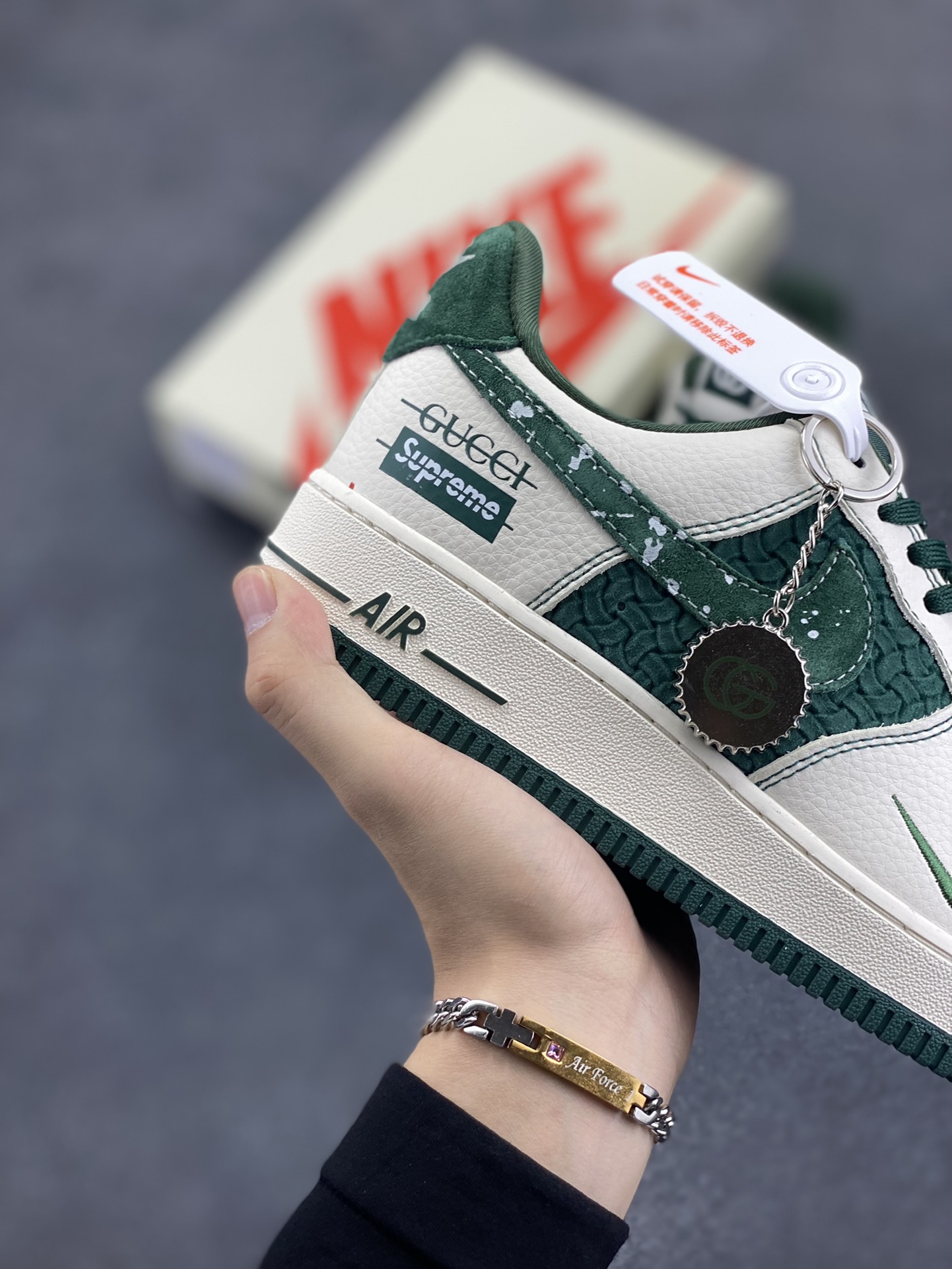 图片[6]-NIke Air Force 1 \’07 Low “古驰Supreme联名–米白祖母绿”空军一号 低帮 运动鞋 休闲鞋 折边针车 工艺难度大 原楦头原纸板 原装鞋盒 定制五金配件 内置全掌气垫 原厂鞋底 货号：KK1988-008A 尺码：36 36.5 37.5 38 38.5 39 40 40.5 41 42 42.5 43 44 44.5 45-选品中心