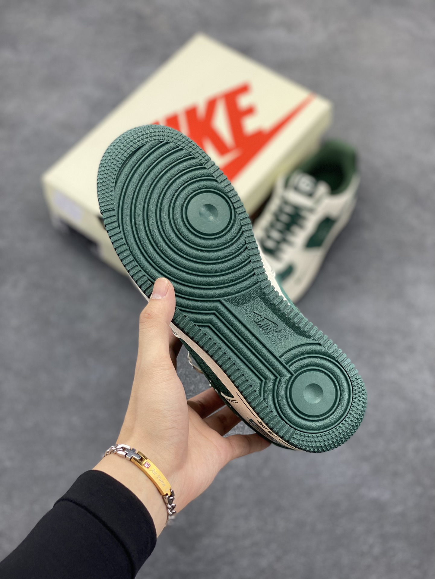 图片[5]-NIke Air Force 1 \’07 Low “古驰Supreme联名–米白祖母绿”空军一号 低帮 运动鞋 休闲鞋 折边针车 工艺难度大 原楦头原纸板 原装鞋盒 定制五金配件 内置全掌气垫 原厂鞋底 货号：KK1988-008A 尺码：36 36.5 37.5 38 38.5 39 40 40.5 41 42 42.5 43 44 44.5 45-选品中心