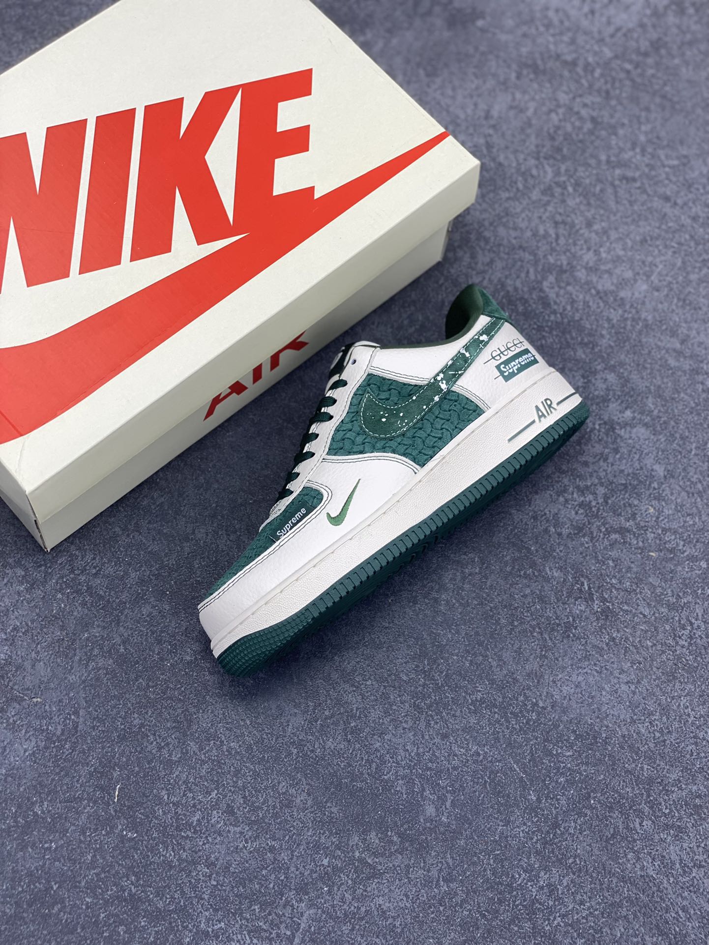 图片[7]-NIke Air Force 1 \’07 Low “古驰Supreme联名–米白祖母绿”空军一号 低帮 运动鞋 休闲鞋 折边针车 工艺难度大 原楦头原纸板 原装鞋盒 定制五金配件 内置全掌气垫 原厂鞋底 货号：KK1988-008A 尺码：36 36.5 37.5 38 38.5 39 40 40.5 41 42 42.5 43 44 44.5 45-选品中心