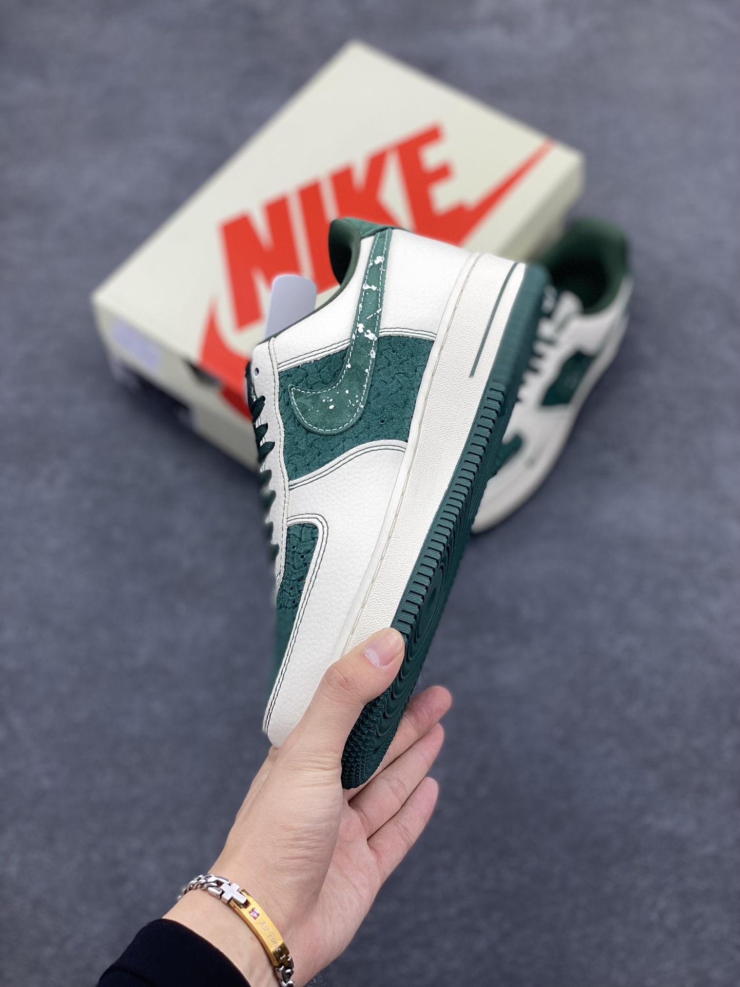 图片[3]-NIke Air Force 1 \’07 Low “古驰Supreme联名–米白祖母绿”空军一号 低帮 运动鞋 休闲鞋 折边针车 工艺难度大 原楦头原纸板 原装鞋盒 定制五金配件 内置全掌气垫 原厂鞋底 货号：KK1988-008A 尺码：36 36.5 37.5 38 38.5 39 40 40.5 41 42 42.5 43 44 44.5 45-选品中心