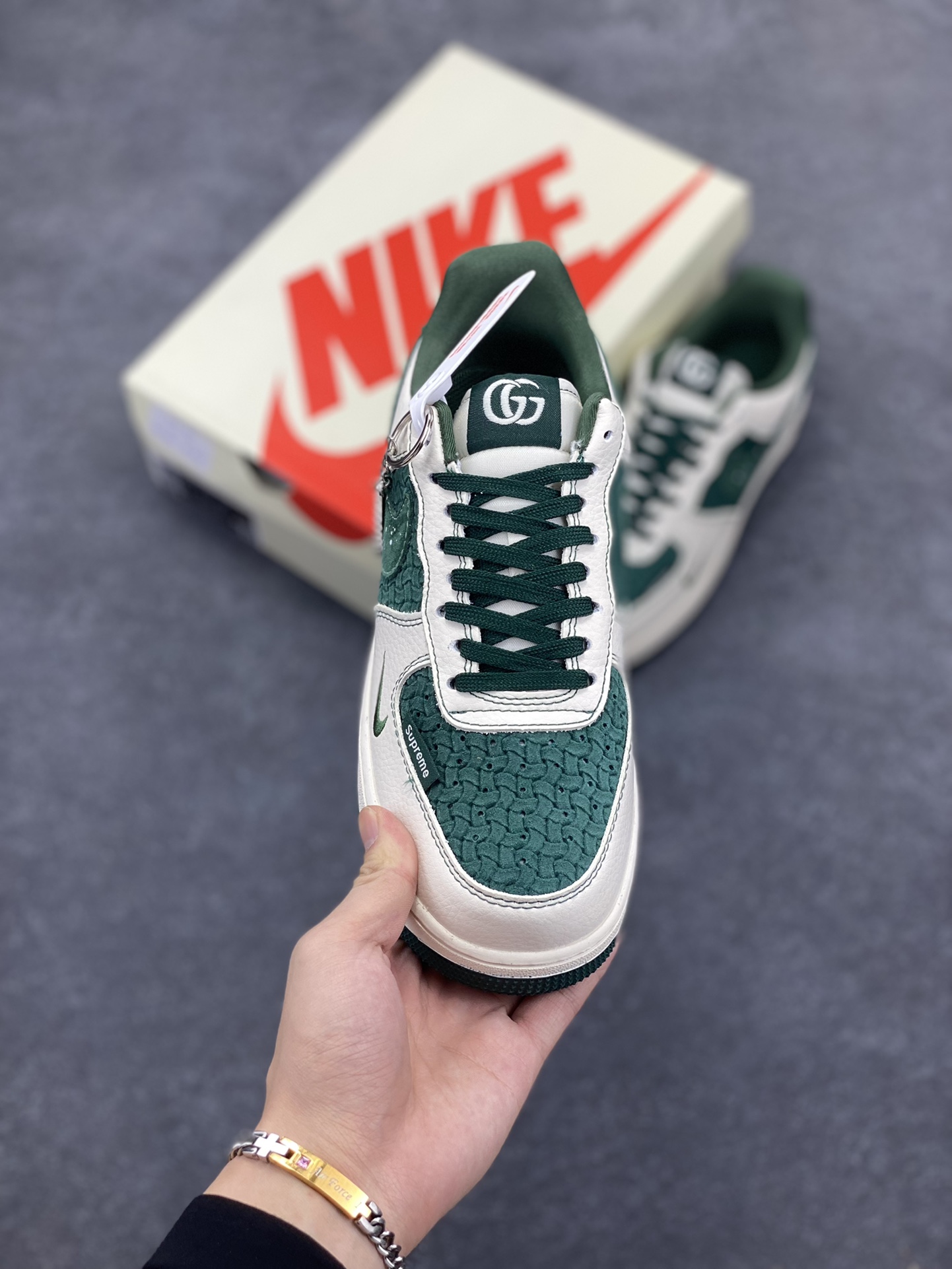 图片[2]-NIke Air Force 1 \’07 Low “古驰Supreme联名–米白祖母绿”空军一号 低帮 运动鞋 休闲鞋 折边针车 工艺难度大 原楦头原纸板 原装鞋盒 定制五金配件 内置全掌气垫 原厂鞋底 货号：KK1988-008A 尺码：36 36.5 37.5 38 38.5 39 40 40.5 41 42 42.5 43 44 44.5 45-选品中心
