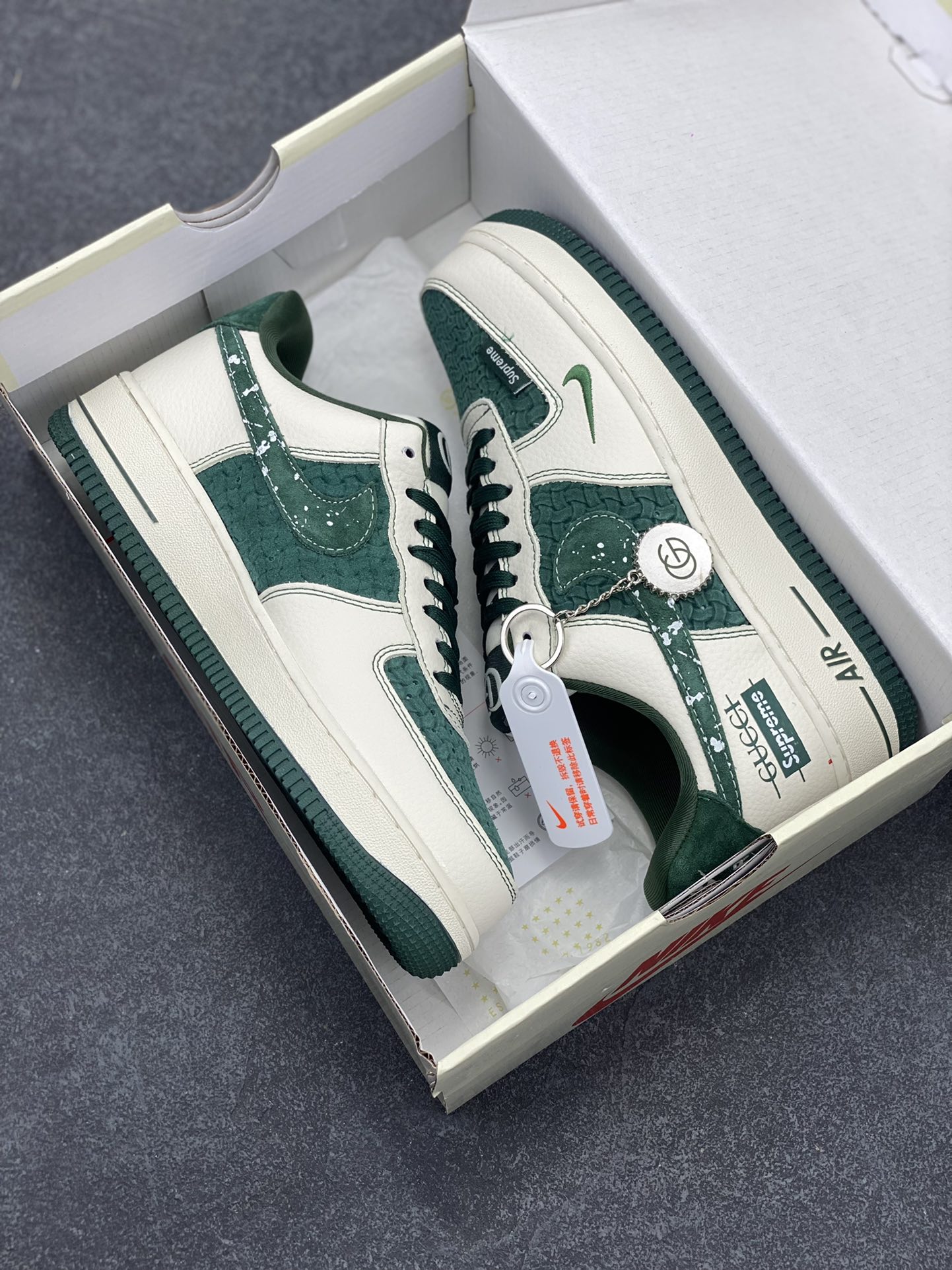 图片[9]-NIke Air Force 1 \’07 Low “古驰Supreme联名–米白祖母绿”空军一号 低帮 运动鞋 休闲鞋 折边针车 工艺难度大 原楦头原纸板 原装鞋盒 定制五金配件 内置全掌气垫 原厂鞋底 货号：KK1988-008A 尺码：36 36.5 37.5 38 38.5 39 40 40.5 41 42 42.5 43 44 44.5 45-选品中心