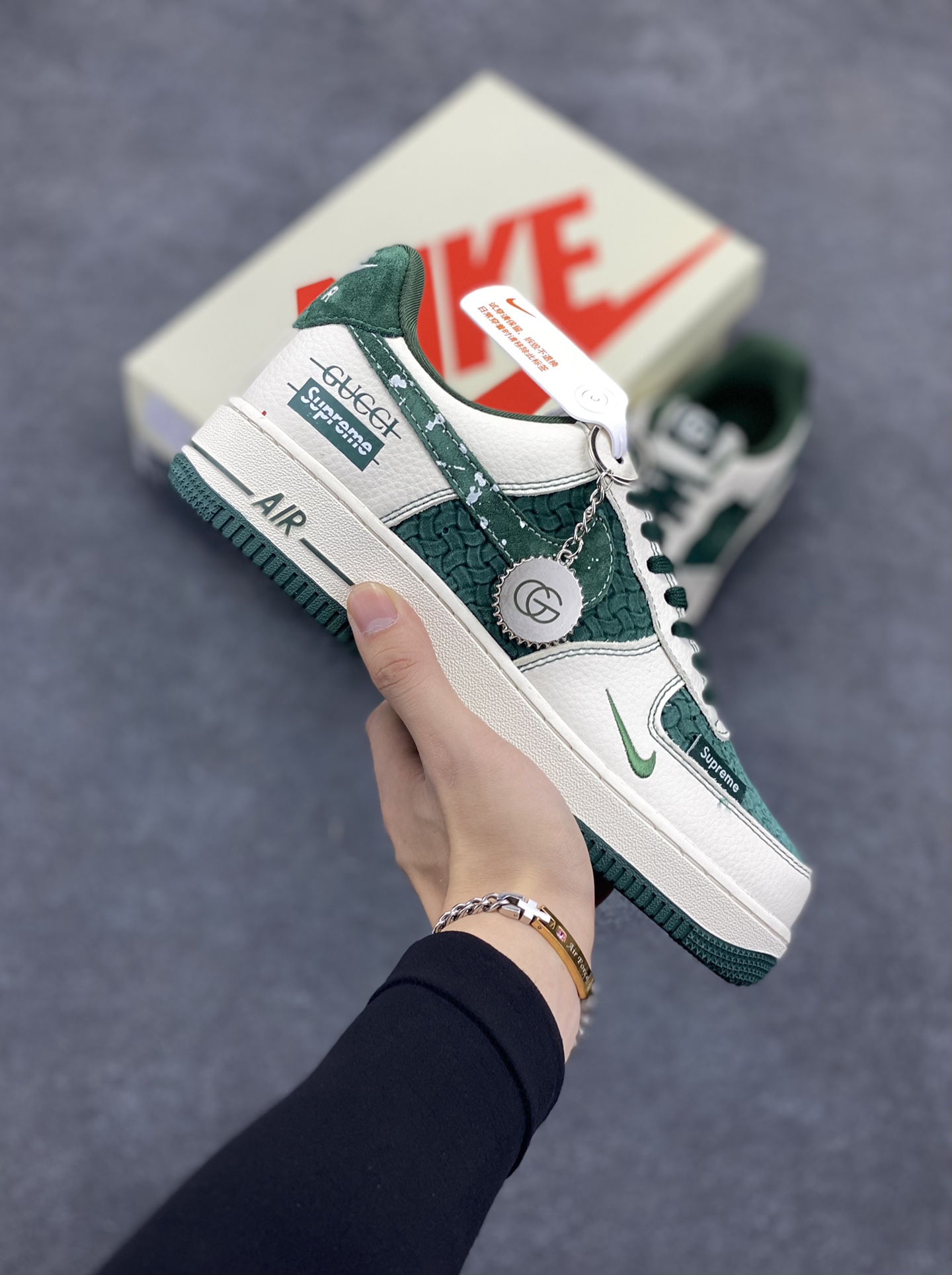 NIke Air Force 1 \’07 Low “古驰Supreme联名–米白祖母绿”空军一号 低帮 运动鞋 休闲鞋 折边针车 工艺难度大 原楦头原纸板 原装鞋盒 定制五金配件 内置全掌气垫 原厂鞋底 货号:KK1988-008A 尺码:36 36.5 37.5 38 38.5 39 40 40.5 41 42 42.5 43 44 44.5 45-选品中心