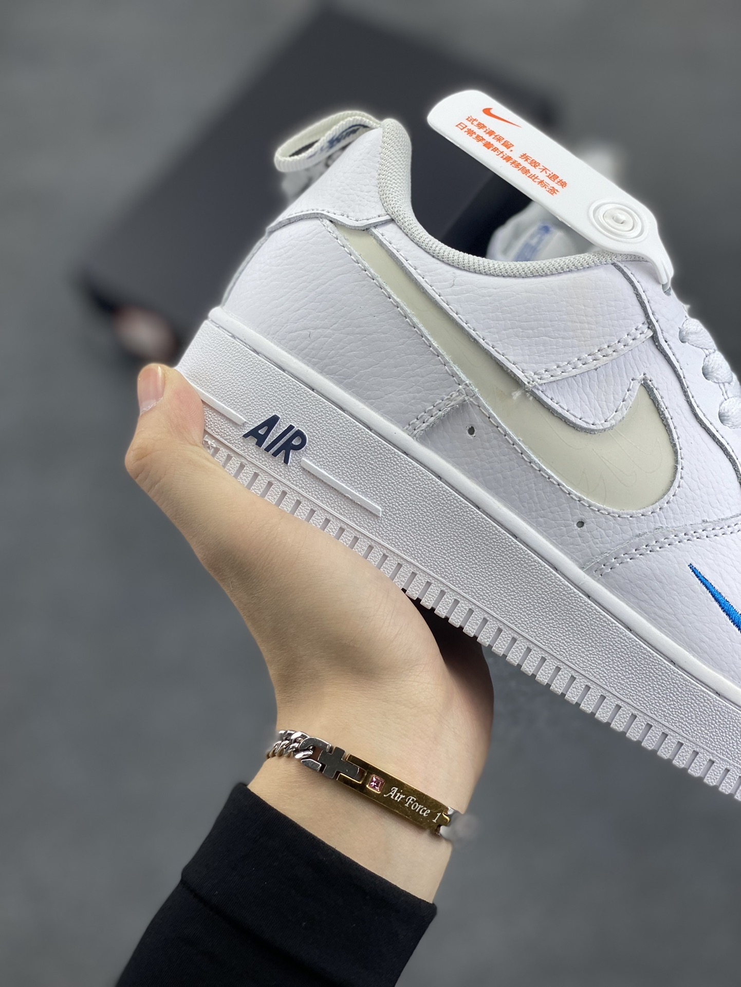 图片[6]-福利特价 Nike Air Force 1 \’07 Low 3M反光小勾 空军一号低帮运动休闲板鞋 原楦头原纸板 打造纯正空军版型 专注外贸渠道 全掌内置蜂窝气垫 原盒配件 原厂中底钢印、拉帮完美 货号：FB8971-100 尺码：36 36.5 37.5 38 38.5 39 40 40.5 41 42 42.5 43 44 44.5 45-选品中心