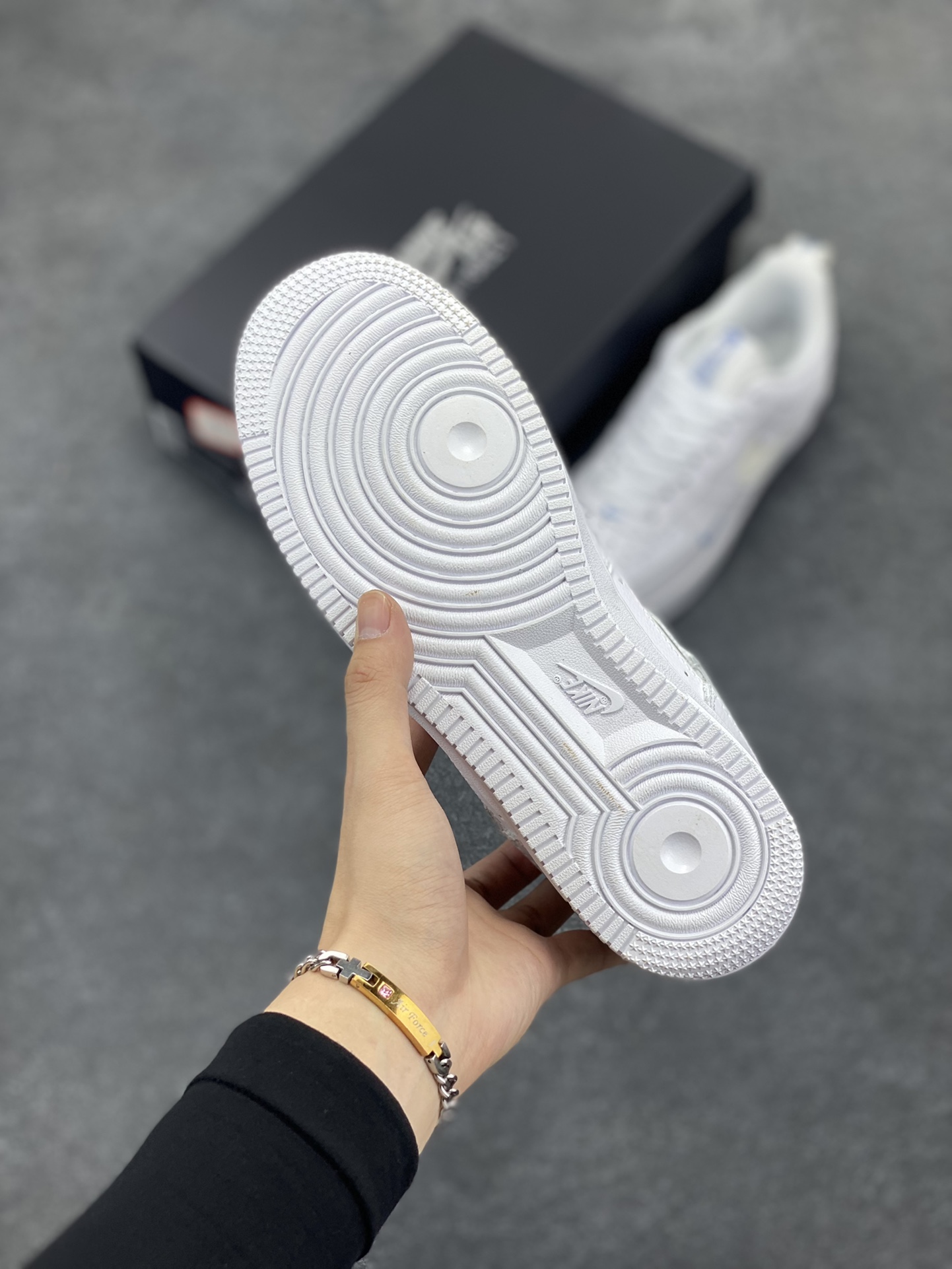 图片[5]-福利特价 Nike Air Force 1 \’07 Low 3M反光小勾 空军一号低帮运动休闲板鞋 原楦头原纸板 打造纯正空军版型 专注外贸渠道 全掌内置蜂窝气垫 原盒配件 原厂中底钢印、拉帮完美 货号：FB8971-100 尺码：36 36.5 37.5 38 38.5 39 40 40.5 41 42 42.5 43 44 44.5 45-选品中心