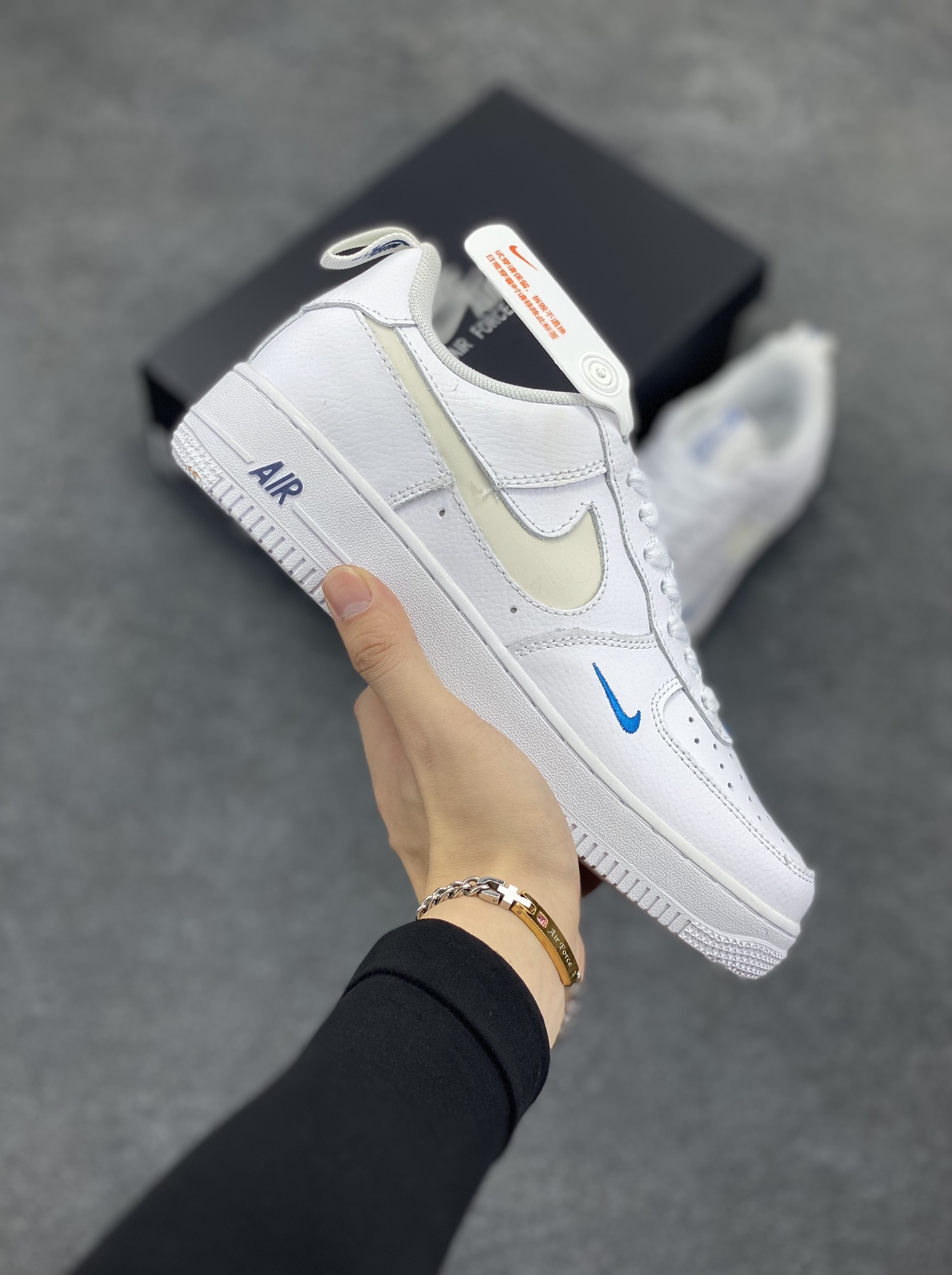 福利特价 Nike Air Force 1 \'07 Low 3M反光小勾 空军一号低帮运动休闲板鞋 原楦头原纸板 打造纯正空军版型 专注外贸渠道 全掌内置蜂窝气垫 原盒配件 原厂中底钢印、拉帮完美 货号：FB8971-100 尺码：36 36.5 37.5 38 38.5 39 40 40.5 41 42 42.5 43 44 44.5 45-选品中心