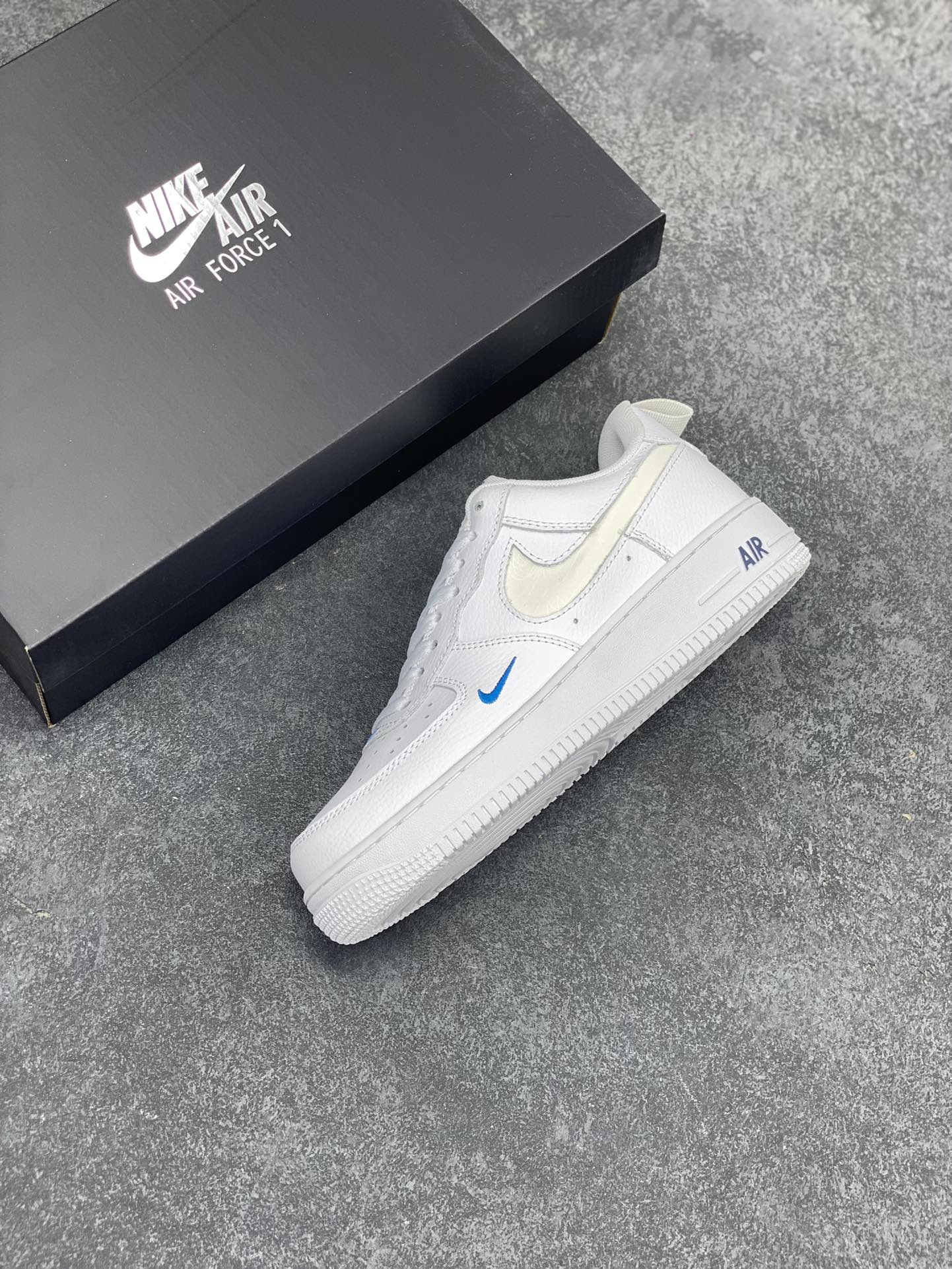 图片[7]-福利特价 Nike Air Force 1 \’07 Low 3M反光小勾 空军一号低帮运动休闲板鞋 原楦头原纸板 打造纯正空军版型 专注外贸渠道 全掌内置蜂窝气垫 原盒配件 原厂中底钢印、拉帮完美 货号：FB8971-100 尺码：36 36.5 37.5 38 38.5 39 40 40.5 41 42 42.5 43 44 44.5 45-选品中心