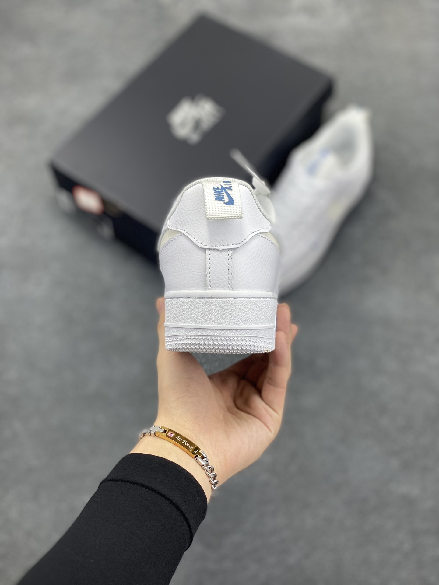 图片[4]-福利特价 Nike Air Force 1 \’07 Low 3M反光小勾 空军一号低帮运动休闲板鞋 原楦头原纸板 打造纯正空军版型 专注外贸渠道 全掌内置蜂窝气垫 原盒配件 原厂中底钢印、拉帮完美 货号：FB8971-100 尺码：36 36.5 37.5 38 38.5 39 40 40.5 41 42 42.5 43 44 44.5 45-选品中心