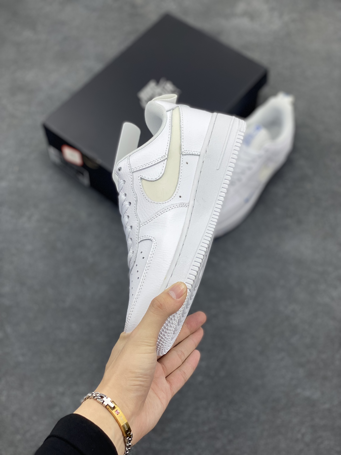 图片[3]-福利特价 Nike Air Force 1 \’07 Low 3M反光小勾 空军一号低帮运动休闲板鞋 原楦头原纸板 打造纯正空军版型 专注外贸渠道 全掌内置蜂窝气垫 原盒配件 原厂中底钢印、拉帮完美 货号：FB8971-100 尺码：36 36.5 37.5 38 38.5 39 40 40.5 41 42 42.5 43 44 44.5 45-选品中心