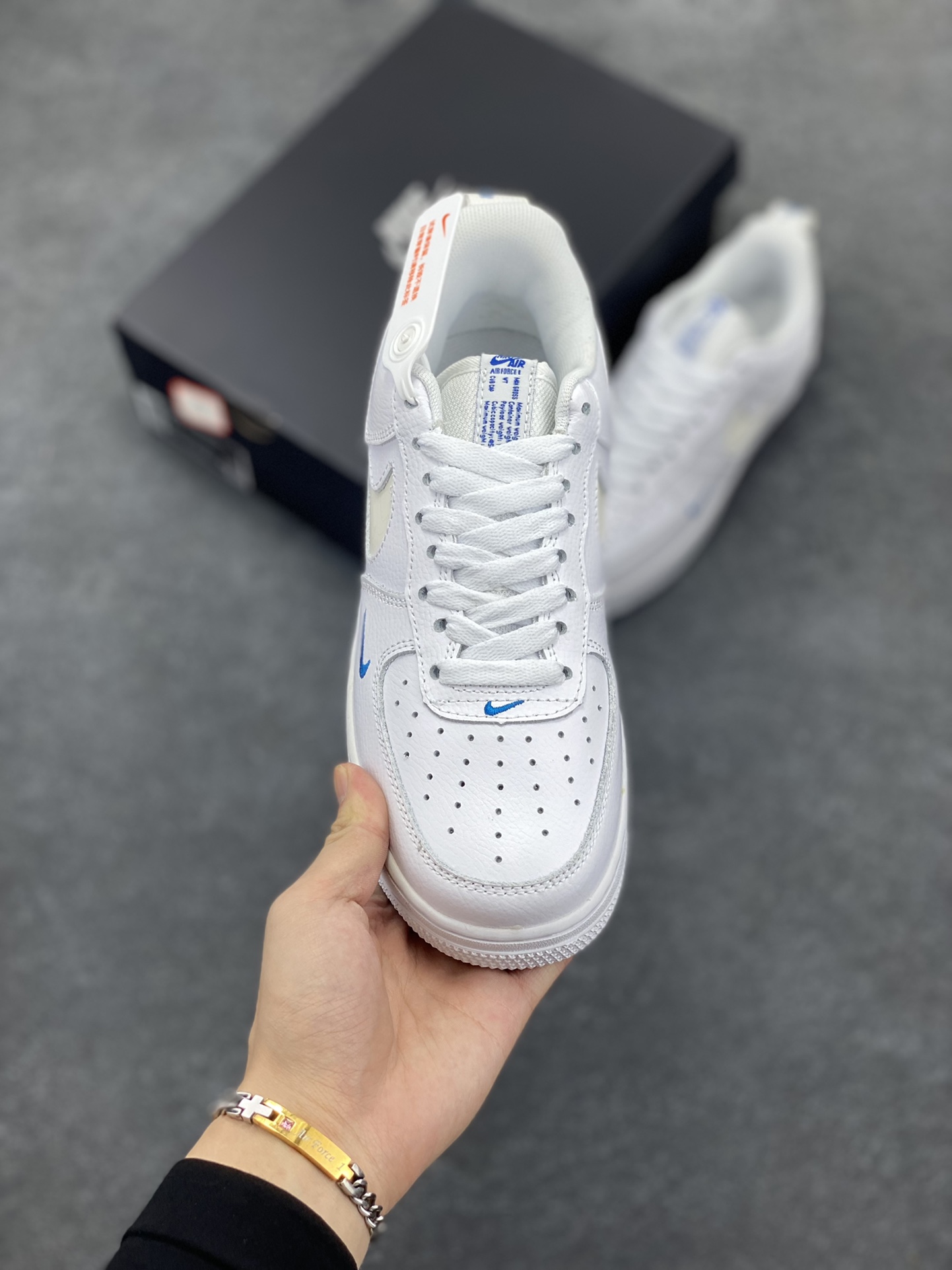 图片[2]-福利特价 Nike Air Force 1 \’07 Low 3M反光小勾 空军一号低帮运动休闲板鞋 原楦头原纸板 打造纯正空军版型 专注外贸渠道 全掌内置蜂窝气垫 原盒配件 原厂中底钢印、拉帮完美 货号：FB8971-100 尺码：36 36.5 37.5 38 38.5 39 40 40.5 41 42 42.5 43 44 44.5 45-选品中心