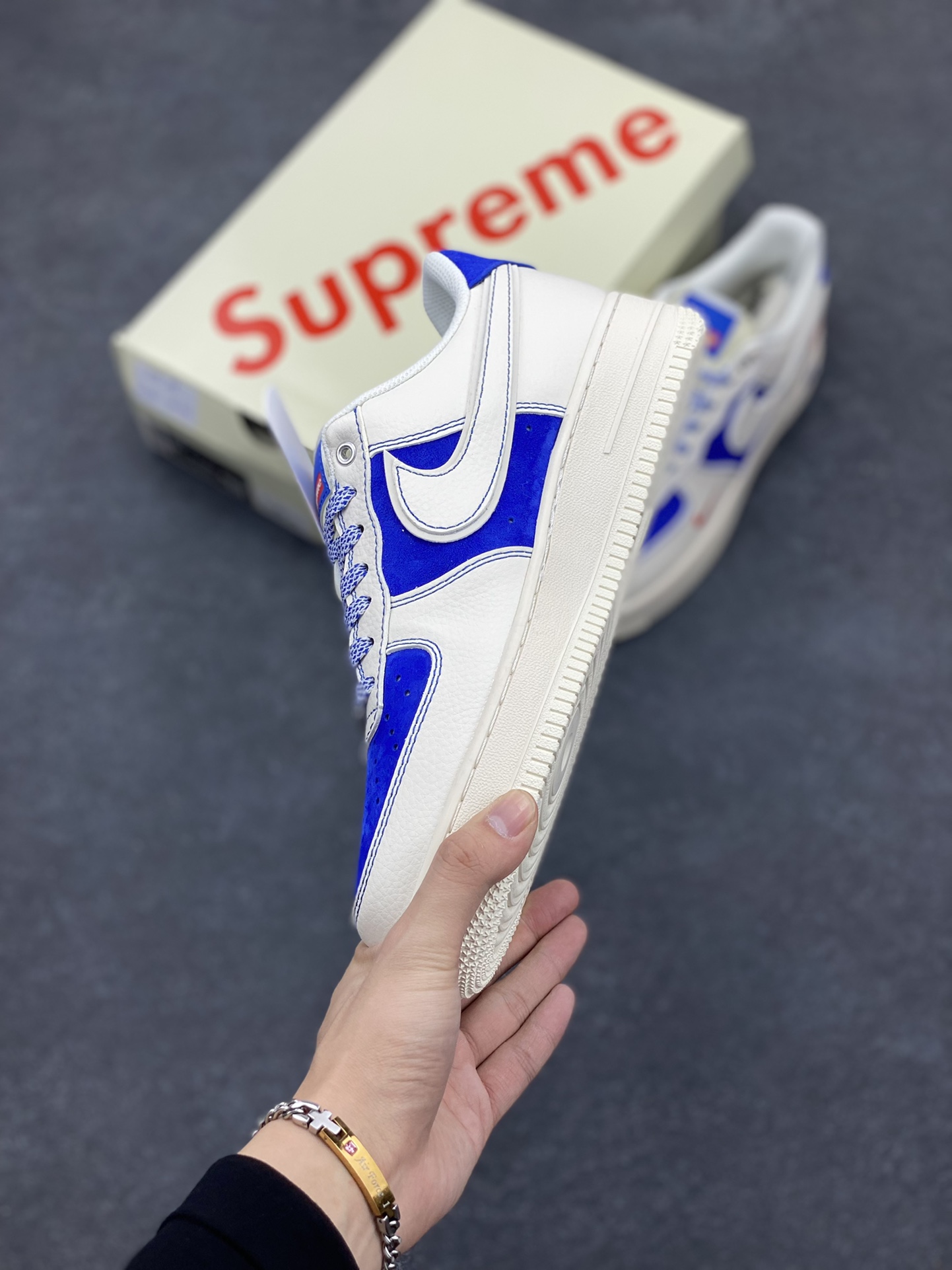 图片[3]-NIke Air Force 1 \’07 Low “Supreme联名——米白群青”空军一号 低帮 运动鞋 休闲鞋 折边针车 工艺难度大 原楦头原纸板 原装鞋盒 定制五金配件 内置全掌气垫 原厂鞋底 货号：SJ6698-004 尺码：36 36.5 37.5 38 38.5 39 40 40.5 41 42 42.5 43 44 44.5 45-选品中心