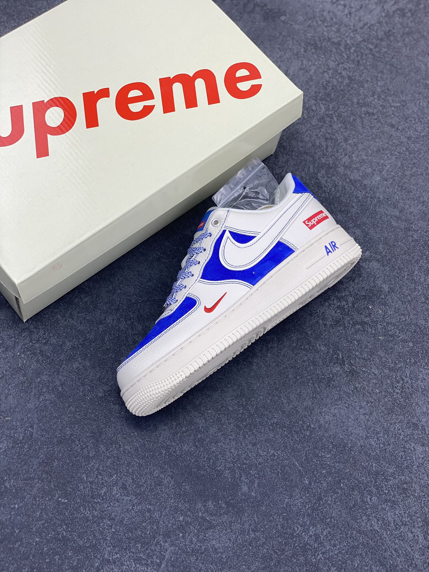 图片[7]-NIke Air Force 1 \’07 Low “Supreme联名——米白群青”空军一号 低帮 运动鞋 休闲鞋 折边针车 工艺难度大 原楦头原纸板 原装鞋盒 定制五金配件 内置全掌气垫 原厂鞋底 货号：SJ6698-004 尺码：36 36.5 37.5 38 38.5 39 40 40.5 41 42 42.5 43 44 44.5 45-选品中心
