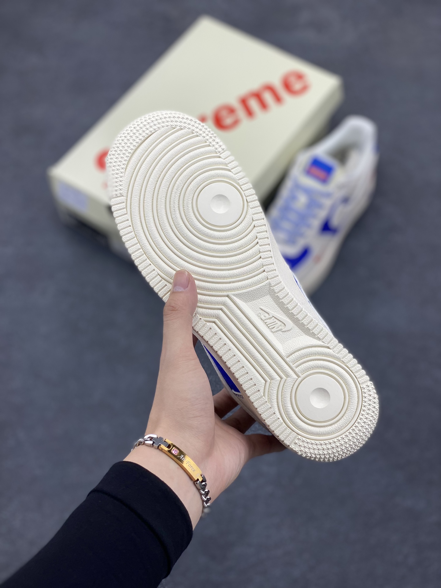 图片[5]-NIke Air Force 1 \’07 Low “Supreme联名——米白群青”空军一号 低帮 运动鞋 休闲鞋 折边针车 工艺难度大 原楦头原纸板 原装鞋盒 定制五金配件 内置全掌气垫 原厂鞋底 货号：SJ6698-004 尺码：36 36.5 37.5 38 38.5 39 40 40.5 41 42 42.5 43 44 44.5 45-选品中心
