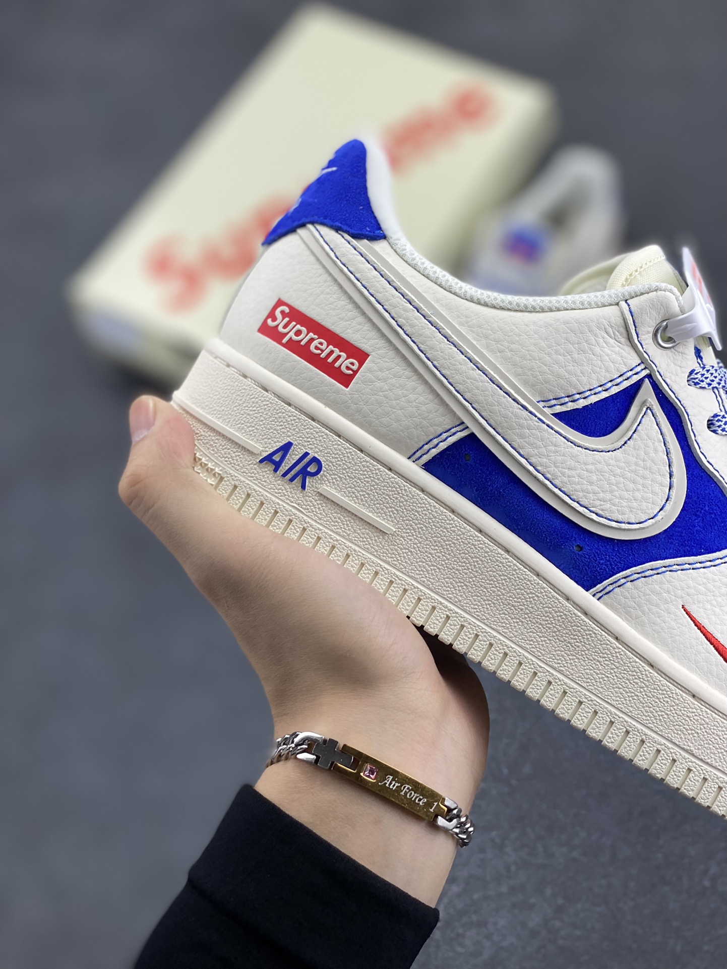 图片[6]-NIke Air Force 1 \’07 Low “Supreme联名——米白群青”空军一号 低帮 运动鞋 休闲鞋 折边针车 工艺难度大 原楦头原纸板 原装鞋盒 定制五金配件 内置全掌气垫 原厂鞋底 货号：SJ6698-004 尺码：36 36.5 37.5 38 38.5 39 40 40.5 41 42 42.5 43 44 44.5 45-选品中心