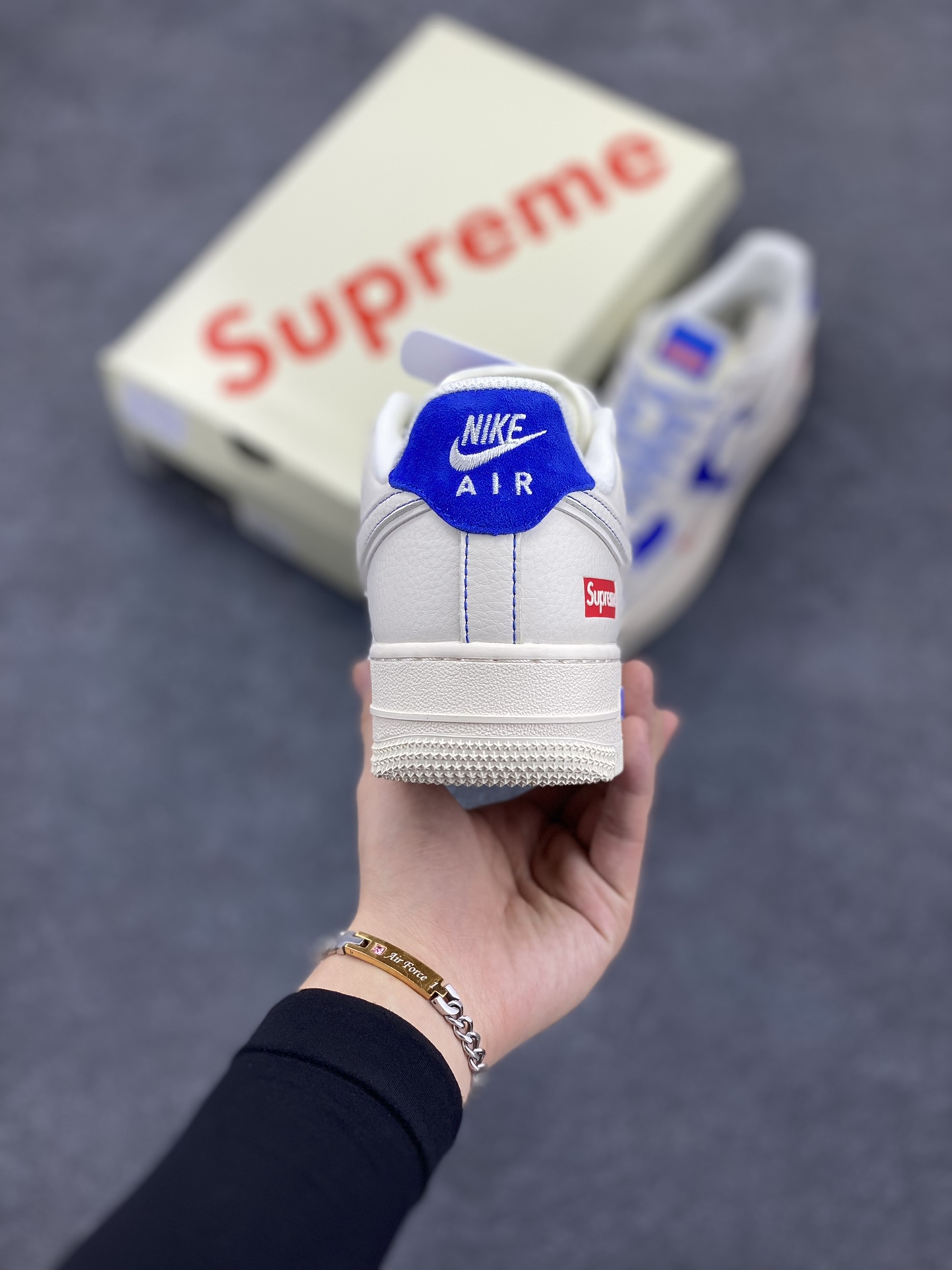 图片[4]-NIke Air Force 1 \’07 Low “Supreme联名——米白群青”空军一号 低帮 运动鞋 休闲鞋 折边针车 工艺难度大 原楦头原纸板 原装鞋盒 定制五金配件 内置全掌气垫 原厂鞋底 货号：SJ6698-004 尺码：36 36.5 37.5 38 38.5 39 40 40.5 41 42 42.5 43 44 44.5 45-选品中心