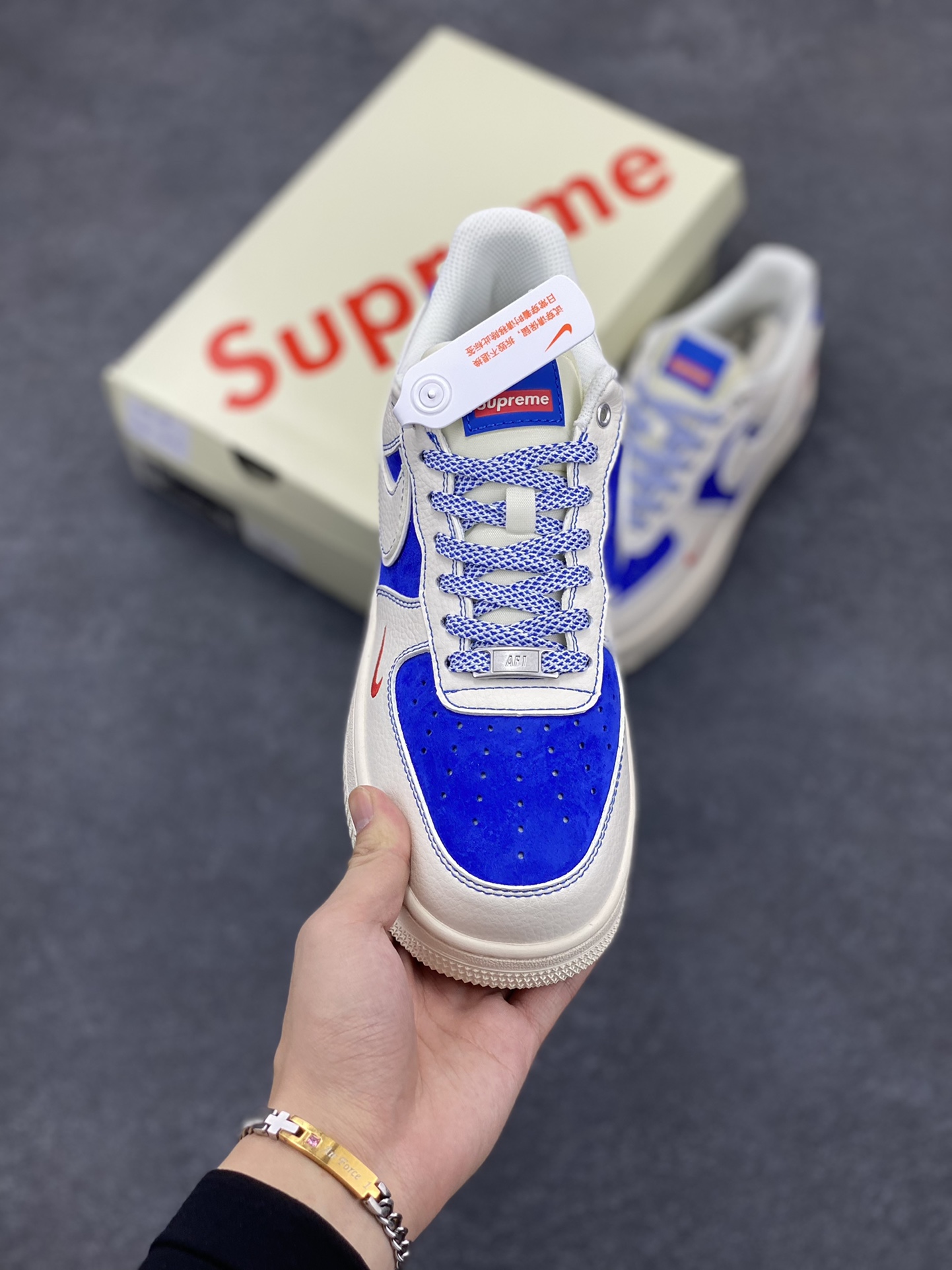 图片[2]-NIke Air Force 1 \’07 Low “Supreme联名——米白群青”空军一号 低帮 运动鞋 休闲鞋 折边针车 工艺难度大 原楦头原纸板 原装鞋盒 定制五金配件 内置全掌气垫 原厂鞋底 货号：SJ6698-004 尺码：36 36.5 37.5 38 38.5 39 40 40.5 41 42 42.5 43 44 44.5 45-选品中心