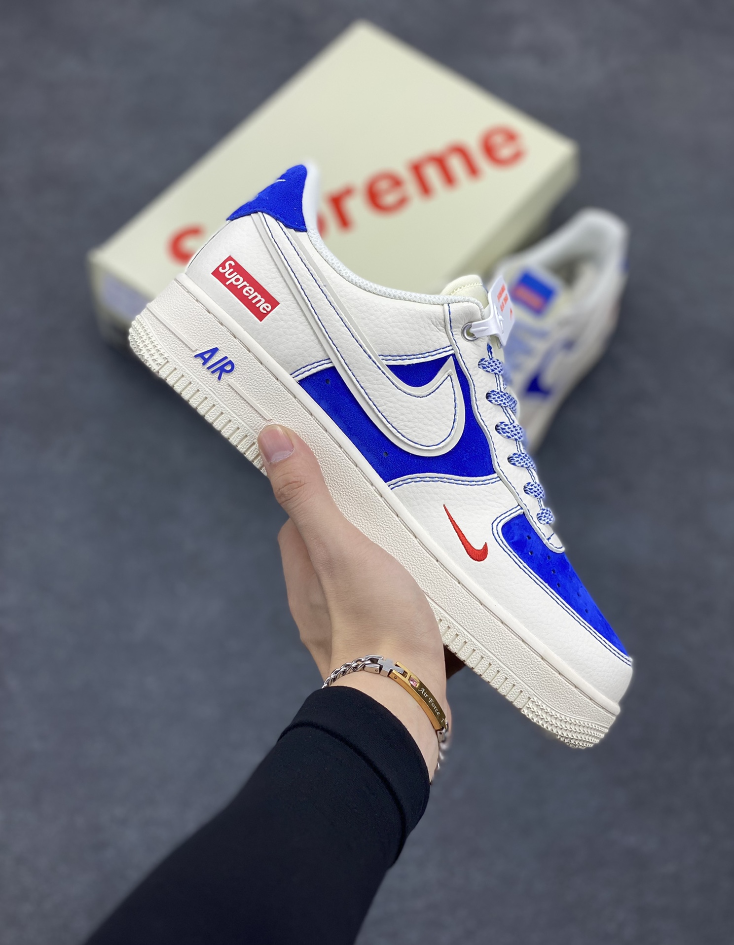 NIke Air Force 1 \’07 Low “Supreme联名——米白群青”空军一号 低帮 运动鞋 休闲鞋 折边针车 工艺难度大 原楦头原纸板 原装鞋盒 定制五金配件 内置全掌气垫 原厂鞋底 货号：SJ6698-004 尺码：36 36.5 37.5 38 38.5 39 40 40.5 41 42 42.5 43 44 44.5 45-选品中心
