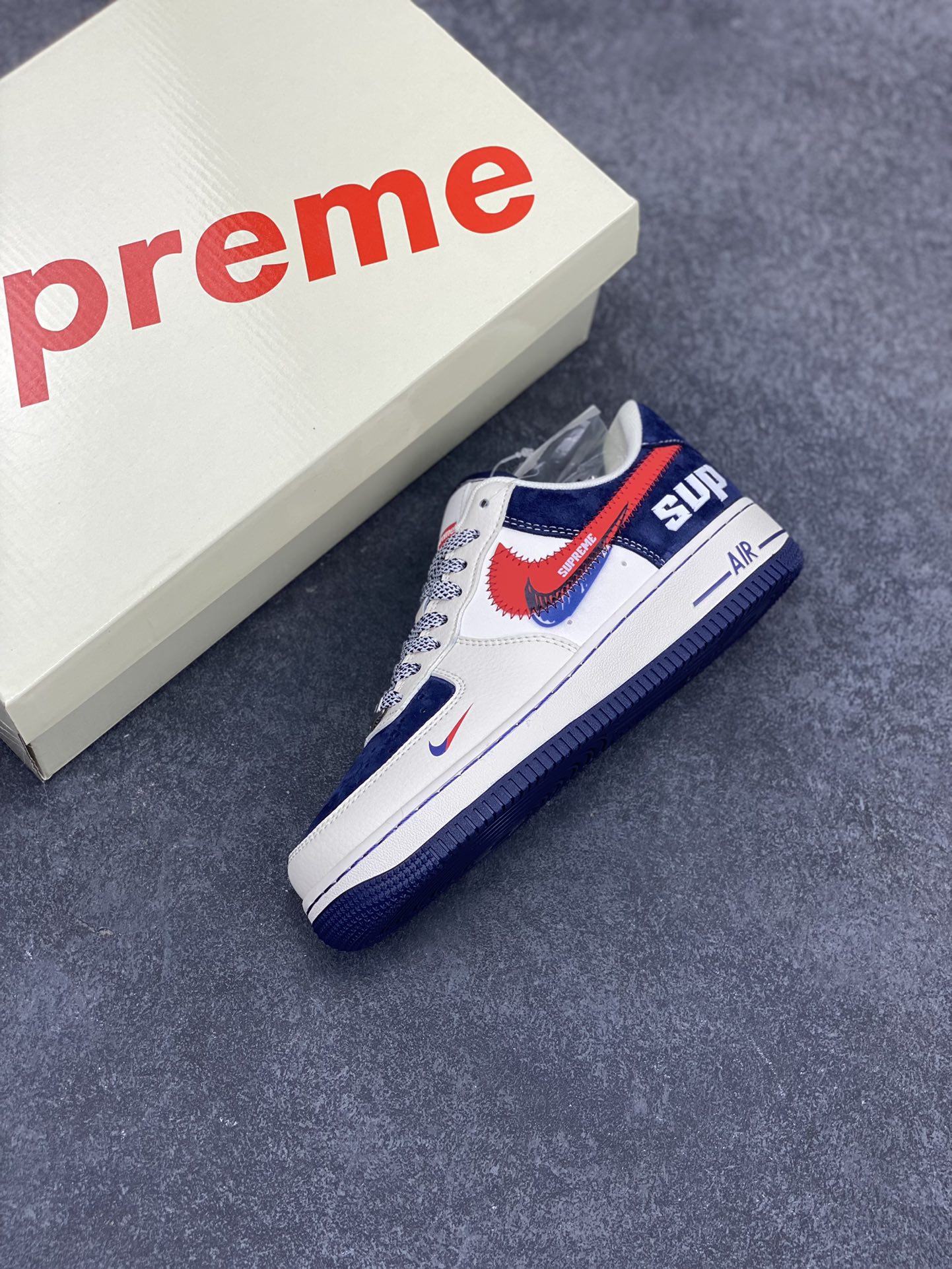 图片[7]-NIke Air Force 1 \’07 Low “Supreme联名——红蓝双勾”空军一号 低帮 运动鞋 休闲鞋 折边针车 工艺难度大 原楦头原纸板 原装鞋盒 定制五金配件 内置全掌气垫 原厂鞋底 货号：DM1688-801 尺码：36 36.5 37.5 38 38.5 39 40 40.5 41 42 42.5 43 44 44.5 45-选品中心