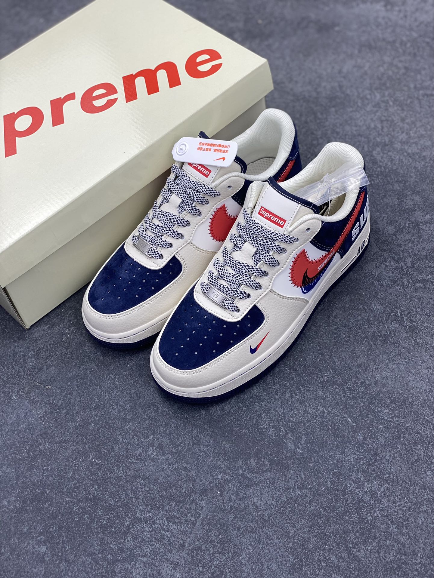 图片[8]-NIke Air Force 1 \’07 Low “Supreme联名——红蓝双勾”空军一号 低帮 运动鞋 休闲鞋 折边针车 工艺难度大 原楦头原纸板 原装鞋盒 定制五金配件 内置全掌气垫 原厂鞋底 货号：DM1688-801 尺码：36 36.5 37.5 38 38.5 39 40 40.5 41 42 42.5 43 44 44.5 45-选品中心