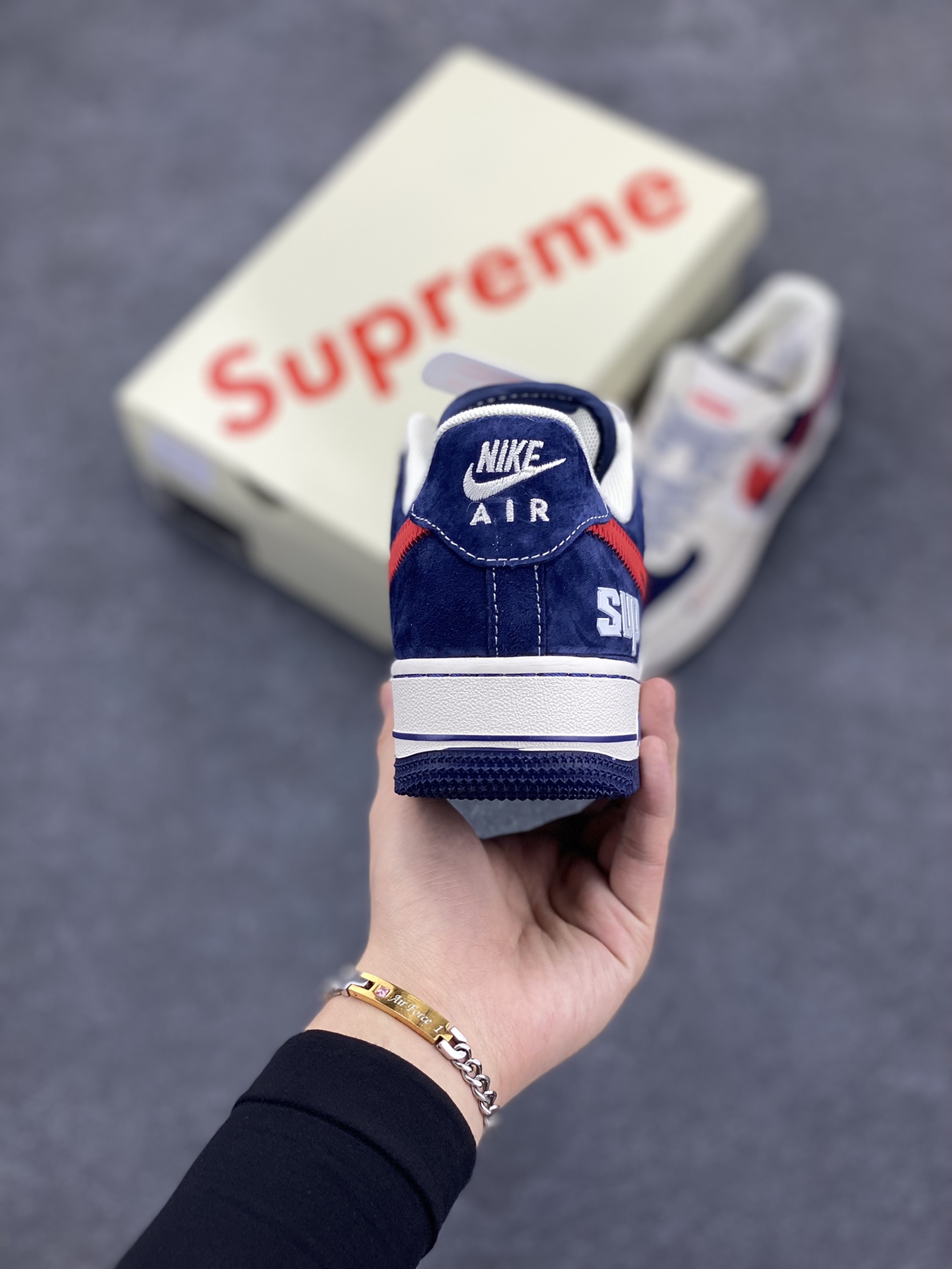 图片[4]-NIke Air Force 1 \’07 Low “Supreme联名——红蓝双勾”空军一号 低帮 运动鞋 休闲鞋 折边针车 工艺难度大 原楦头原纸板 原装鞋盒 定制五金配件 内置全掌气垫 原厂鞋底 货号：DM1688-801 尺码：36 36.5 37.5 38 38.5 39 40 40.5 41 42 42.5 43 44 44.5 45-选品中心