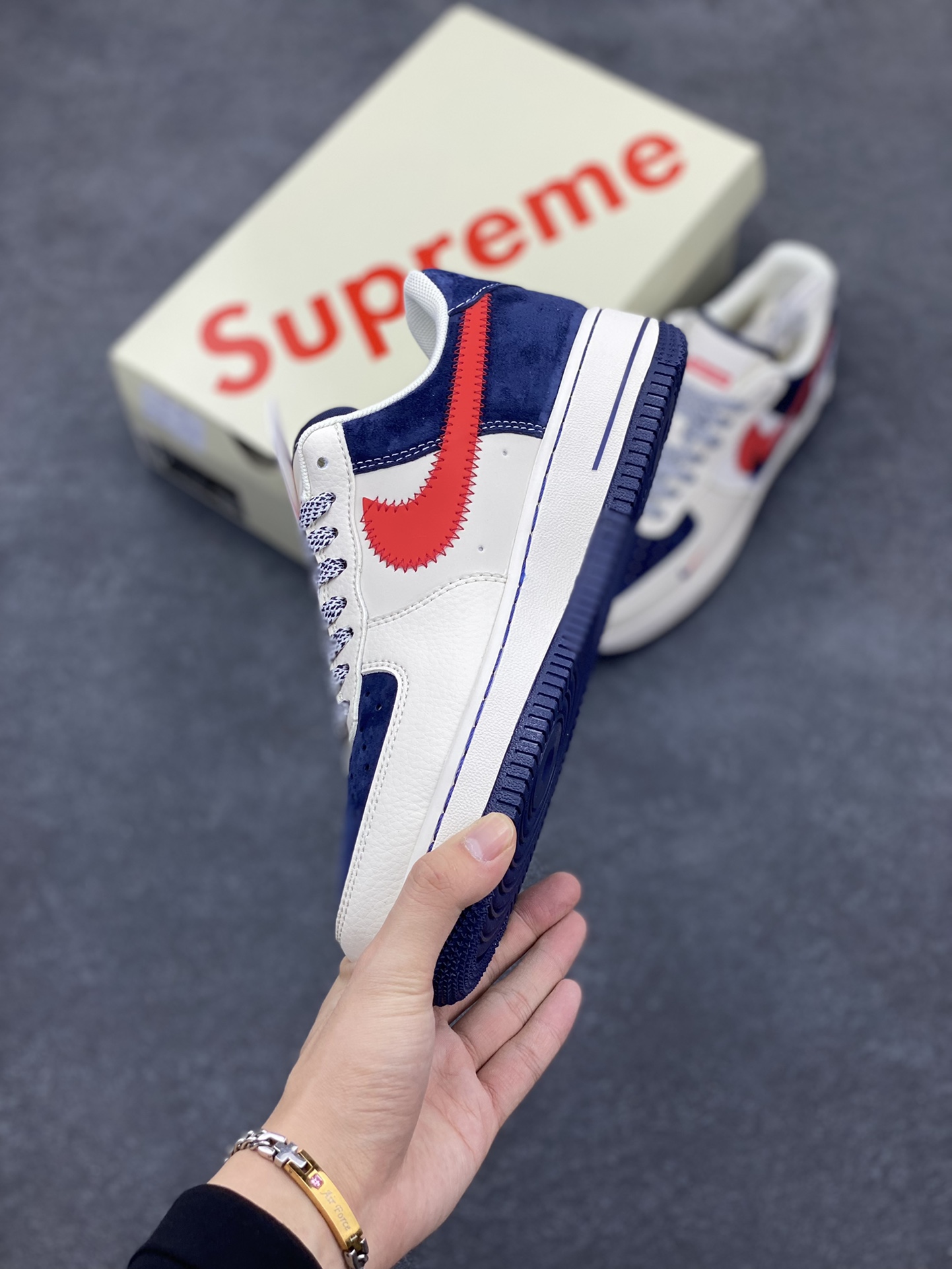 图片[3]-NIke Air Force 1 \’07 Low “Supreme联名——红蓝双勾”空军一号 低帮 运动鞋 休闲鞋 折边针车 工艺难度大 原楦头原纸板 原装鞋盒 定制五金配件 内置全掌气垫 原厂鞋底 货号：DM1688-801 尺码：36 36.5 37.5 38 38.5 39 40 40.5 41 42 42.5 43 44 44.5 45-选品中心