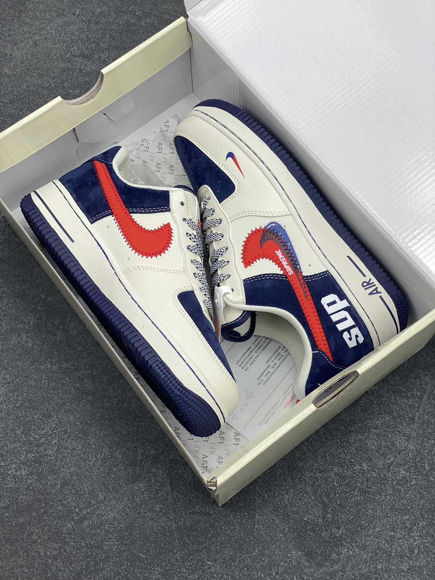 图片[9]-NIke Air Force 1 \’07 Low “Supreme联名——红蓝双勾”空军一号 低帮 运动鞋 休闲鞋 折边针车 工艺难度大 原楦头原纸板 原装鞋盒 定制五金配件 内置全掌气垫 原厂鞋底 货号：DM1688-801 尺码：36 36.5 37.5 38 38.5 39 40 40.5 41 42 42.5 43 44 44.5 45-选品中心