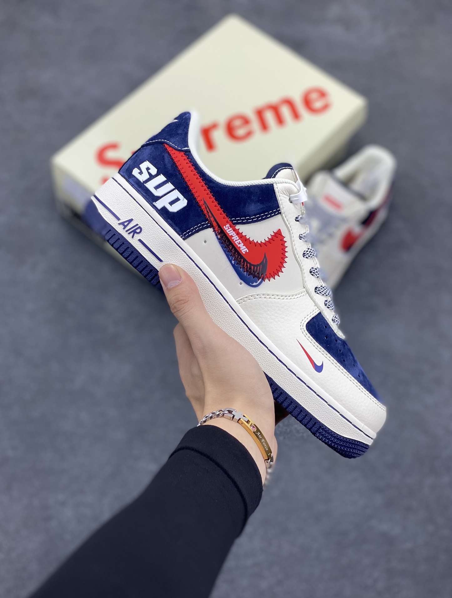 NIke Air Force 1 \’07 Low “Supreme联名——红蓝双勾”空军一号 低帮 运动鞋 休闲鞋 折边针车 工艺难度大 原楦头原纸板 原装鞋盒 定制五金配件 内置全掌气垫 原厂鞋底 货号:DM1688-801 尺码:36 36.5 37.5 38 38.5 39 40 40.5 41 42 42.5 43 44 44.5 45-选品中心