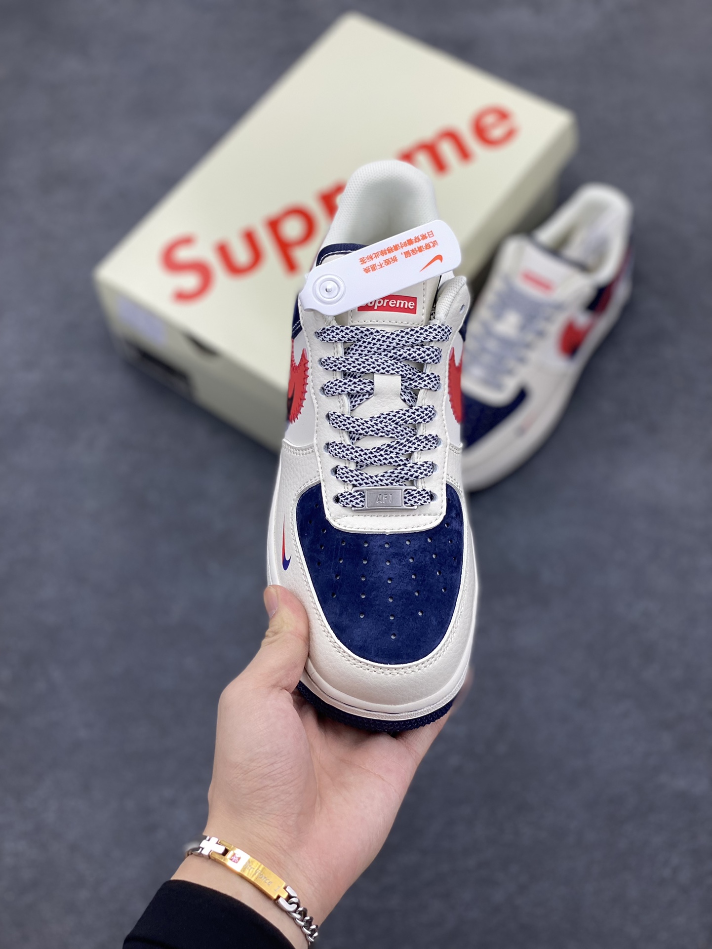 图片[2]-NIke Air Force 1 \’07 Low “Supreme联名——红蓝双勾”空军一号 低帮 运动鞋 休闲鞋 折边针车 工艺难度大 原楦头原纸板 原装鞋盒 定制五金配件 内置全掌气垫 原厂鞋底 货号：DM1688-801 尺码：36 36.5 37.5 38 38.5 39 40 40.5 41 42 42.5 43 44 44.5 45-选品中心